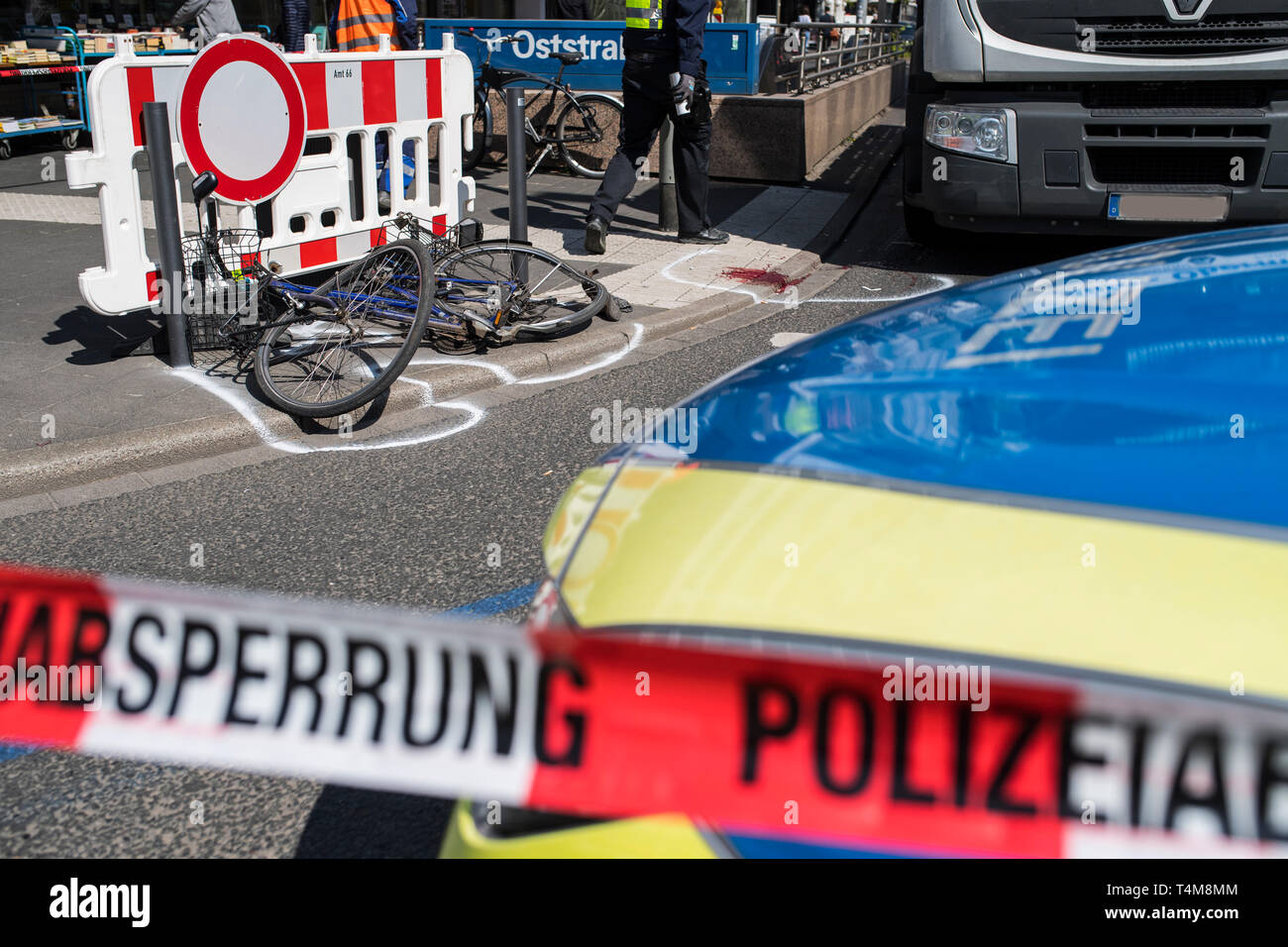 Unfall mit einem LKW und einem Radfahrer am 16.04.2019 in Düsseldorf auf der Oststrasse, der Radfahrer wurde schwer verletzt. Stock Photo