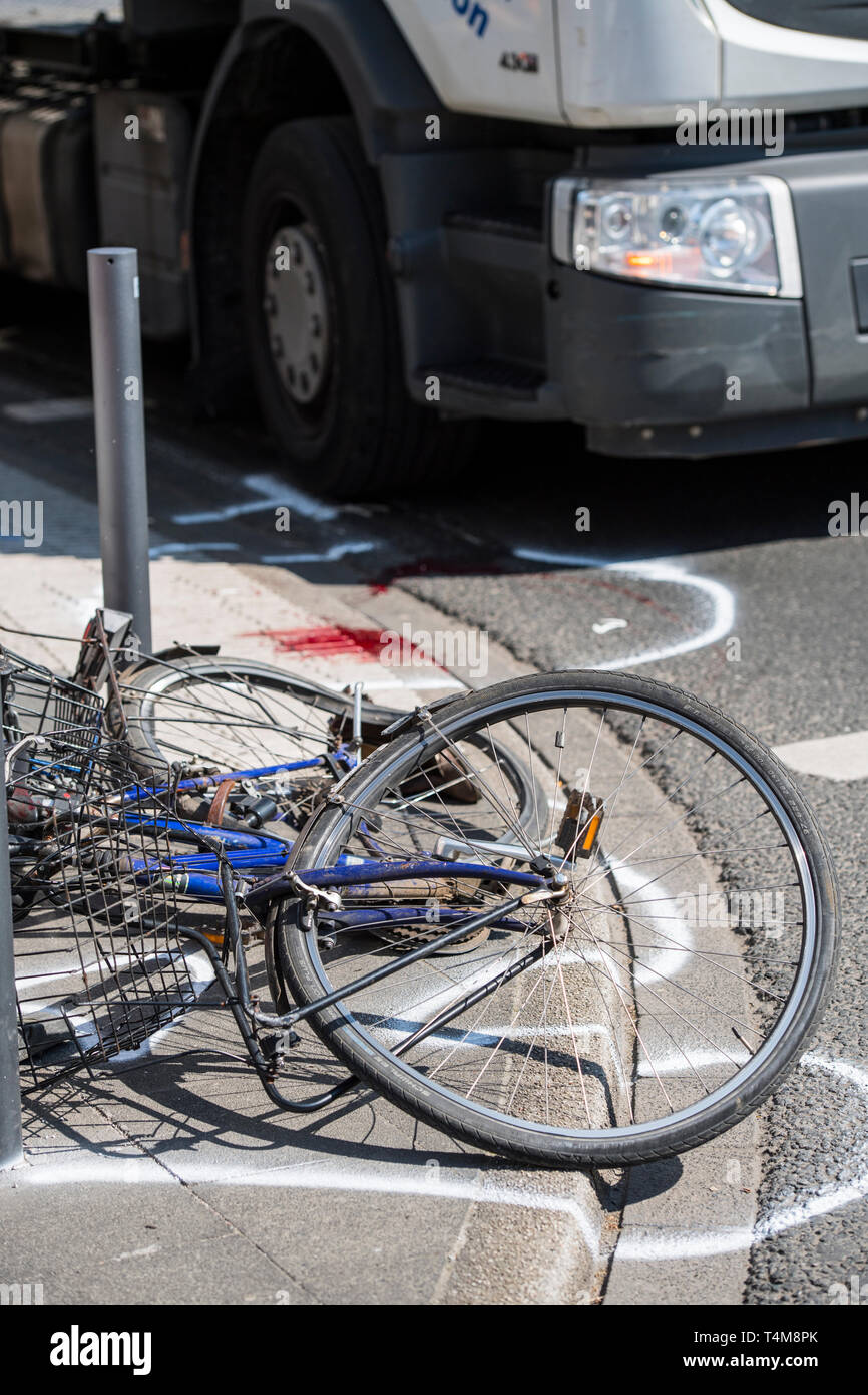 Unfall mit einem LKW und einem Radfahrer am 16.04.2019 in Düsseldorf auf der Oststrasse, der Radfahrer wurde schwer verletzt. Stock Photo