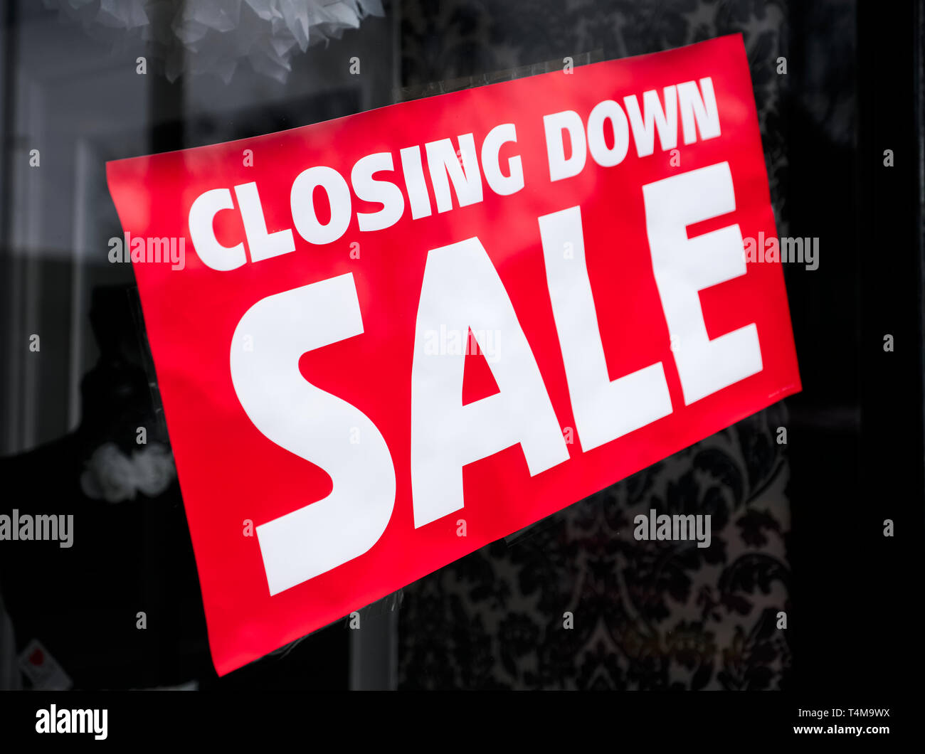 Closing down sale sign in shop store mall window Stock Photo