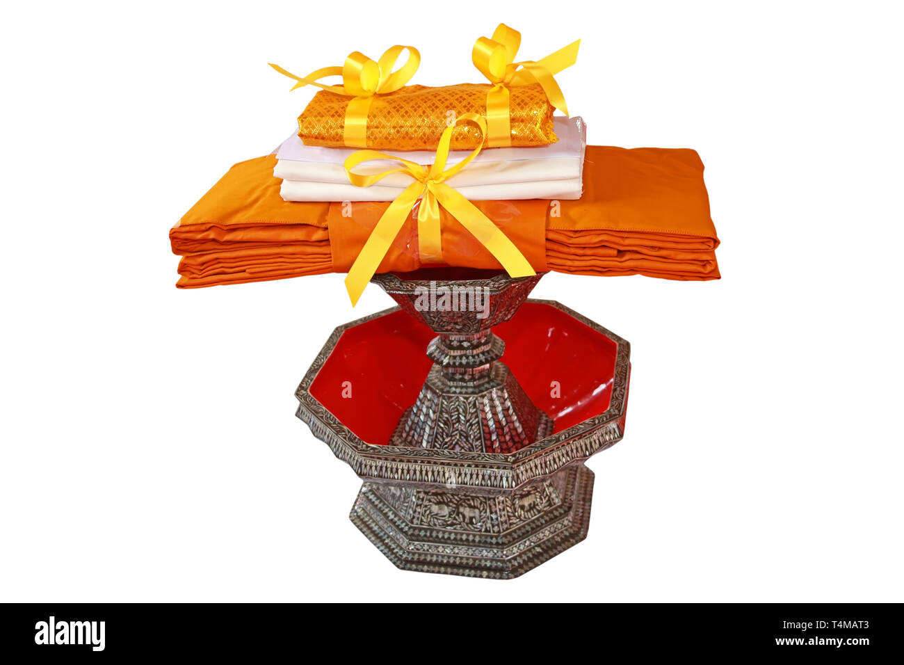 Yoshida yuzida tukli mushuk bilan otirdi