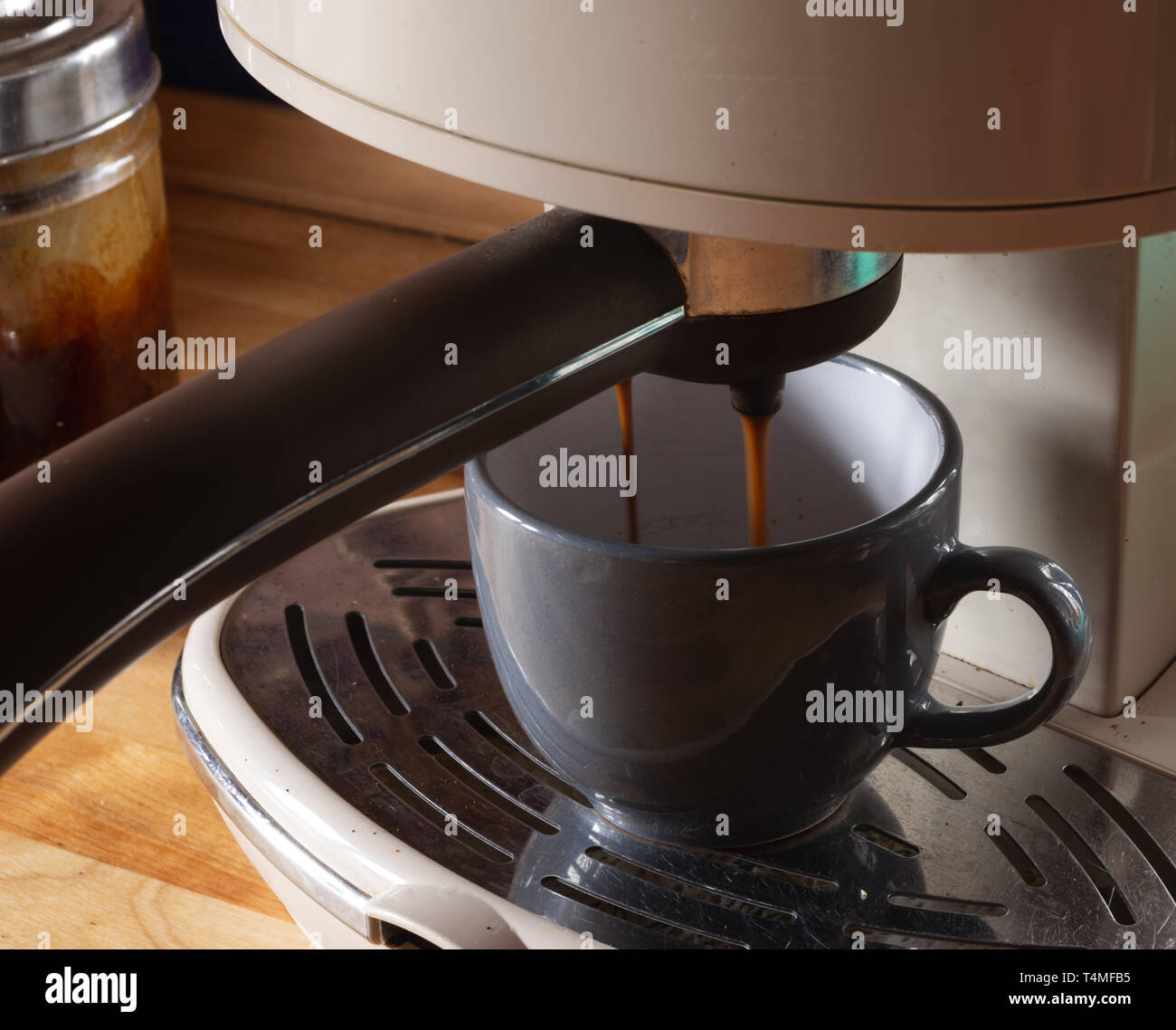 Filling up a cup hires stock photography and images Alamy