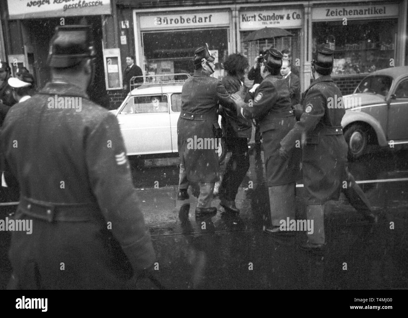 The police uses water guns against demonstrators, who demand Fritz Teufel's release on 27 November 1967. | usage worldwide Stock Photo