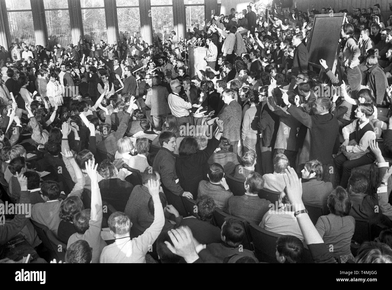 About 2,000 students have gathered in the overcrowded Auditorium Maximum for the inaugural meeting of the Kritische Universität (KU), translates as Critical University (initiated by the AStA of Free University Berlin), on 01 November 1967, to decide on aims and forms of organisation of the Critical University. | usage worldwide Stock Photo