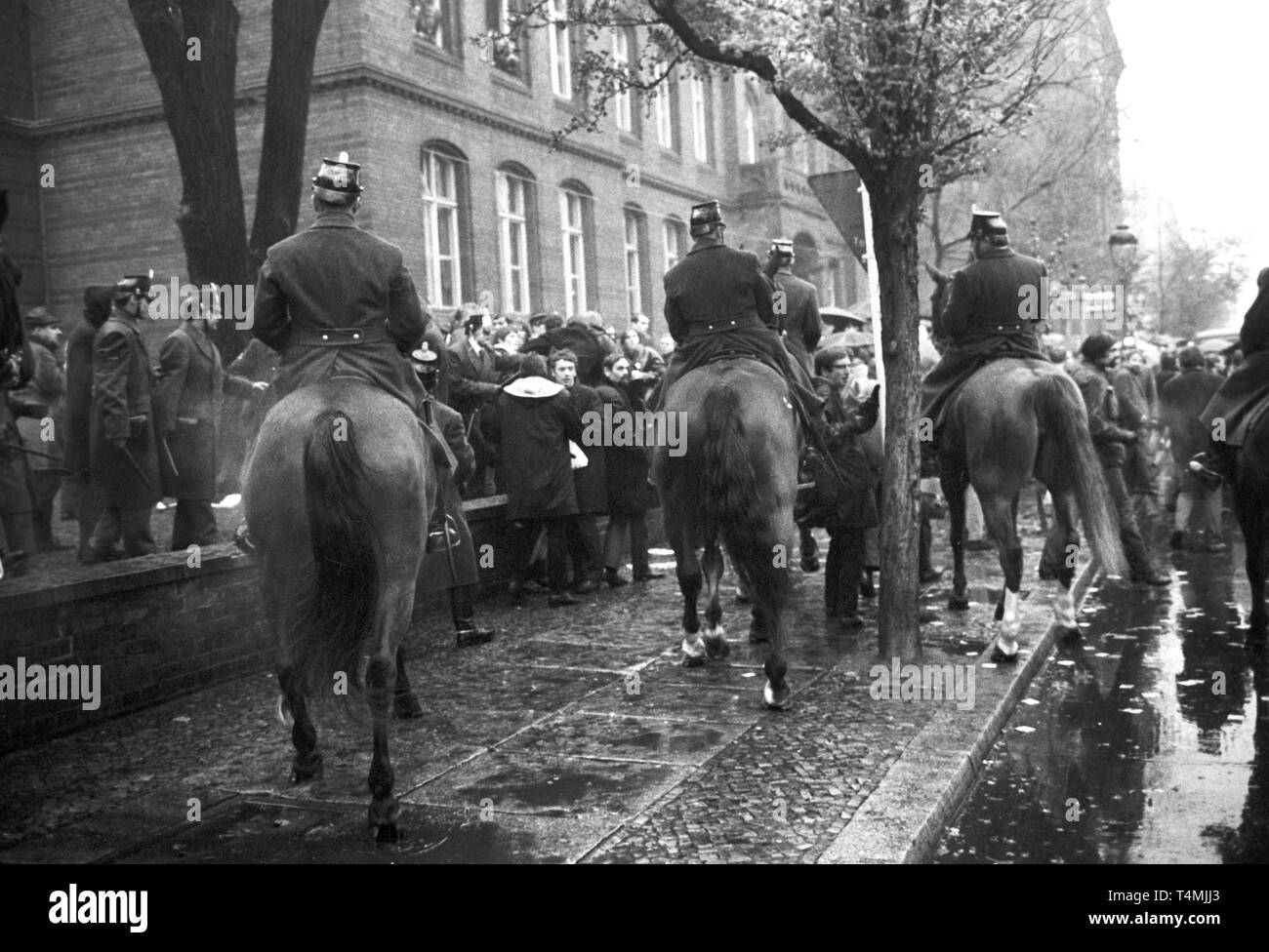 Mounted police push the demonstrators back. The police uses water guns against demonstrators, who demand Fritz Teufel's release on 27 November 1967. | usage worldwide Stock Photo