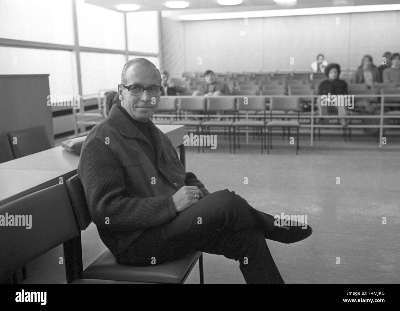 Police president of Frankfurt am Main, Gerhard Littmann (l), as witness in the SDS lawsuit on 16 December 1969. | usage worldwide Stock Photo