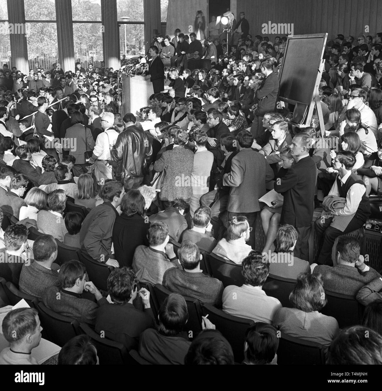 About 2,000 students have gathered in the overcrowded Auditorium Maximum for the inaugural meeting of the Kritische Universität (KU), translates as Critical University (initiated by the AStA of Free University Berlin), on 01 November 1967, to decide on aims and forms of organisation of the Critical University. | usage worldwide Stock Photo