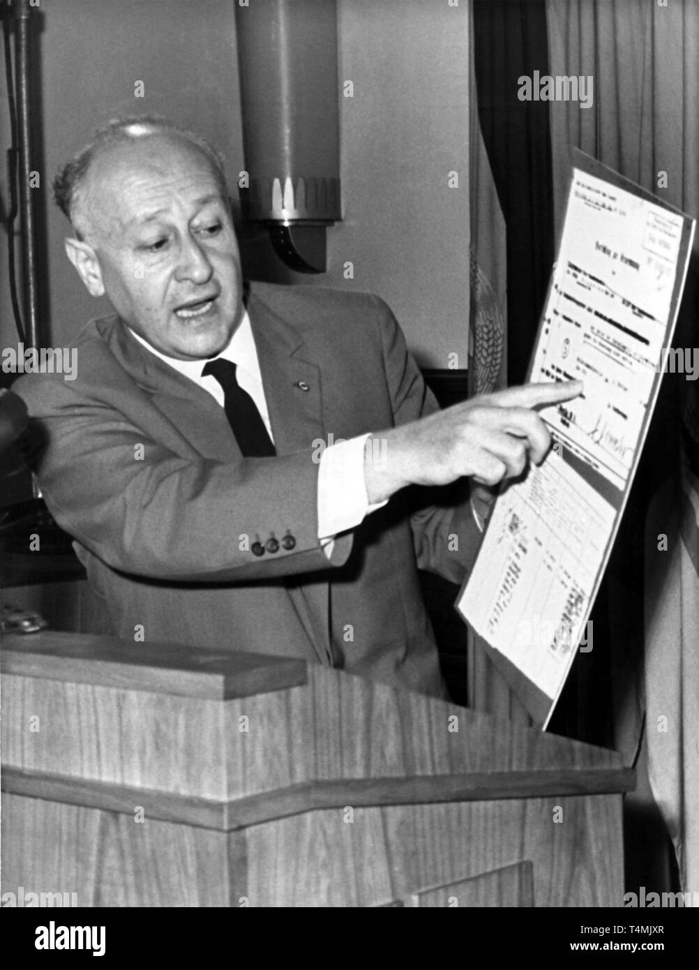 During a press conference on 31 August 1962, Albert Norden, member of the Politburo of the Central Committee of the SED and of the executive committee of the National Council of the National Front, presents documents which are to prove that former SS members hold high police offices in West Berlin. Norden had already published a book on war and Nazi criminals in 1956 which contains some 1800 biographies of former nazis and war criminals holding leading positions in West Germany. Photo: Schneider /ADN Zentralbild | usage worldwide Stock Photo