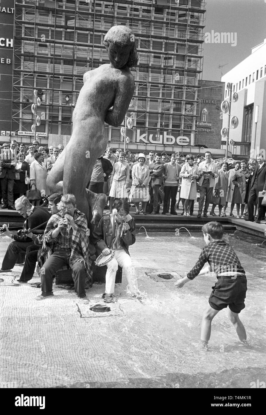 A Hippie happening on Kennedy Square in Essen on 08 September 1967. | usage worldwide Stock Photo
