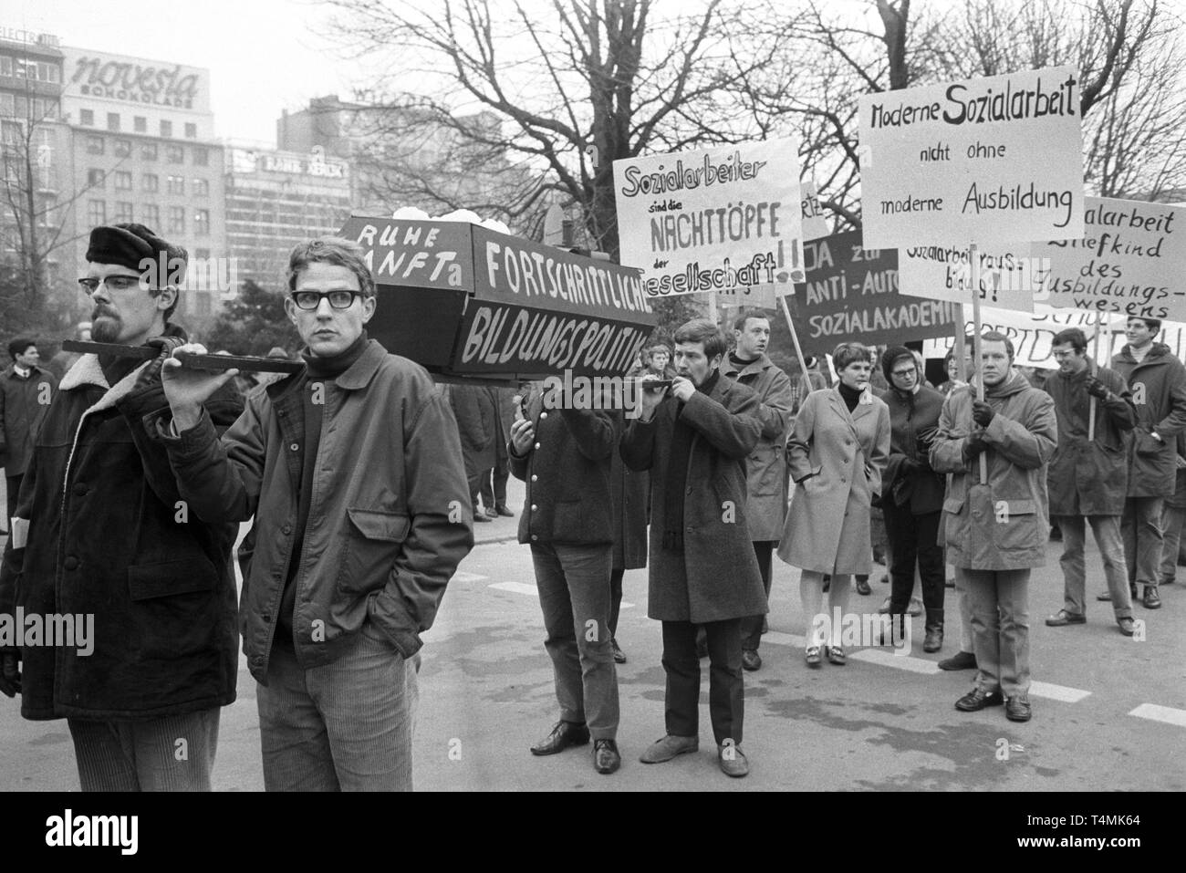 Around 2,500 students demonstrate on 12 December 1967 in Duesseldorf and carry a black coffing with the writing 'Progressive education policy'. | usage worldwide Stock Photo