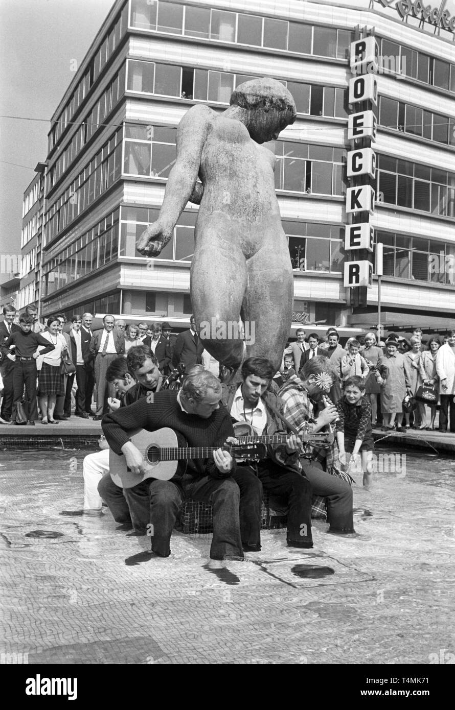 A Hippie happening on Kennedy Square in Essen on 08 September 1967. | usage worldwide Stock Photo