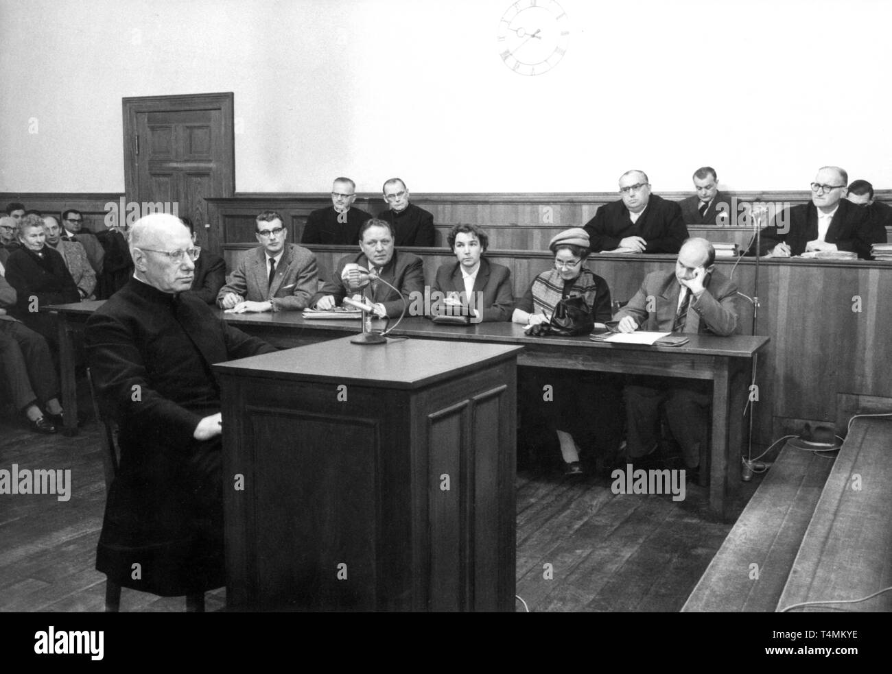 Concentration camp inmate Bishop Neuhaeusler (l) giving testimony on 29 December. On 13 October 1958 trial was opened in Bonn (Germany) against former guards of the concentration camp Sachsenhausen Wilhelm Schubert and Gustav Sorge (background far right). | usage worldwide Stock Photo