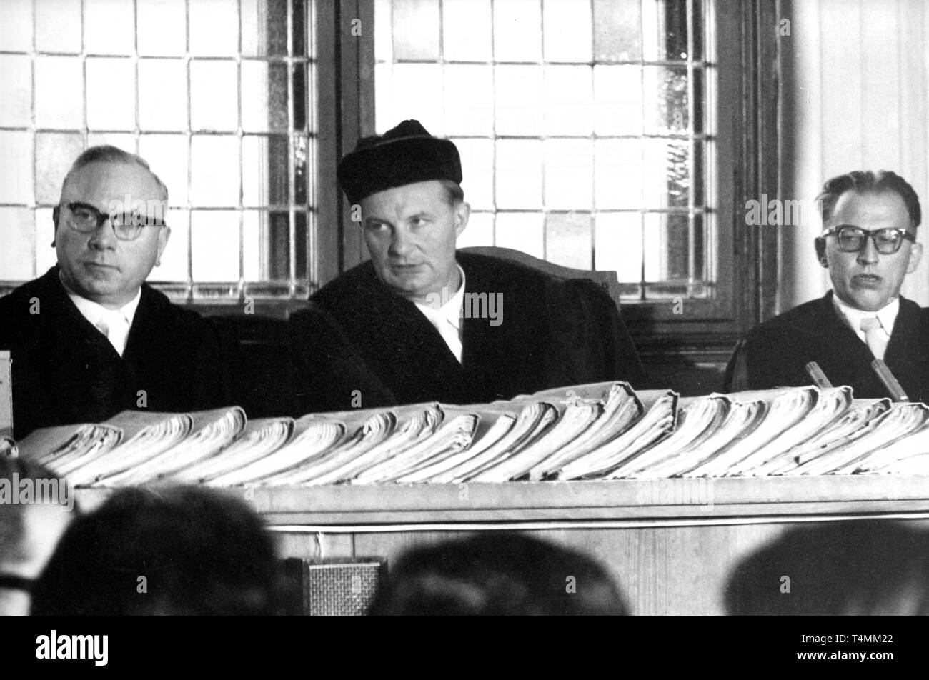 Chief judge Schröber (M). On 13 October 1958 trial was opened in Bonn (Germany) against former guards of the concentration camp Sachsenhausen Wilhelm Schubert and Gustav Sorge (not shown). | usage worldwide Stock Photo