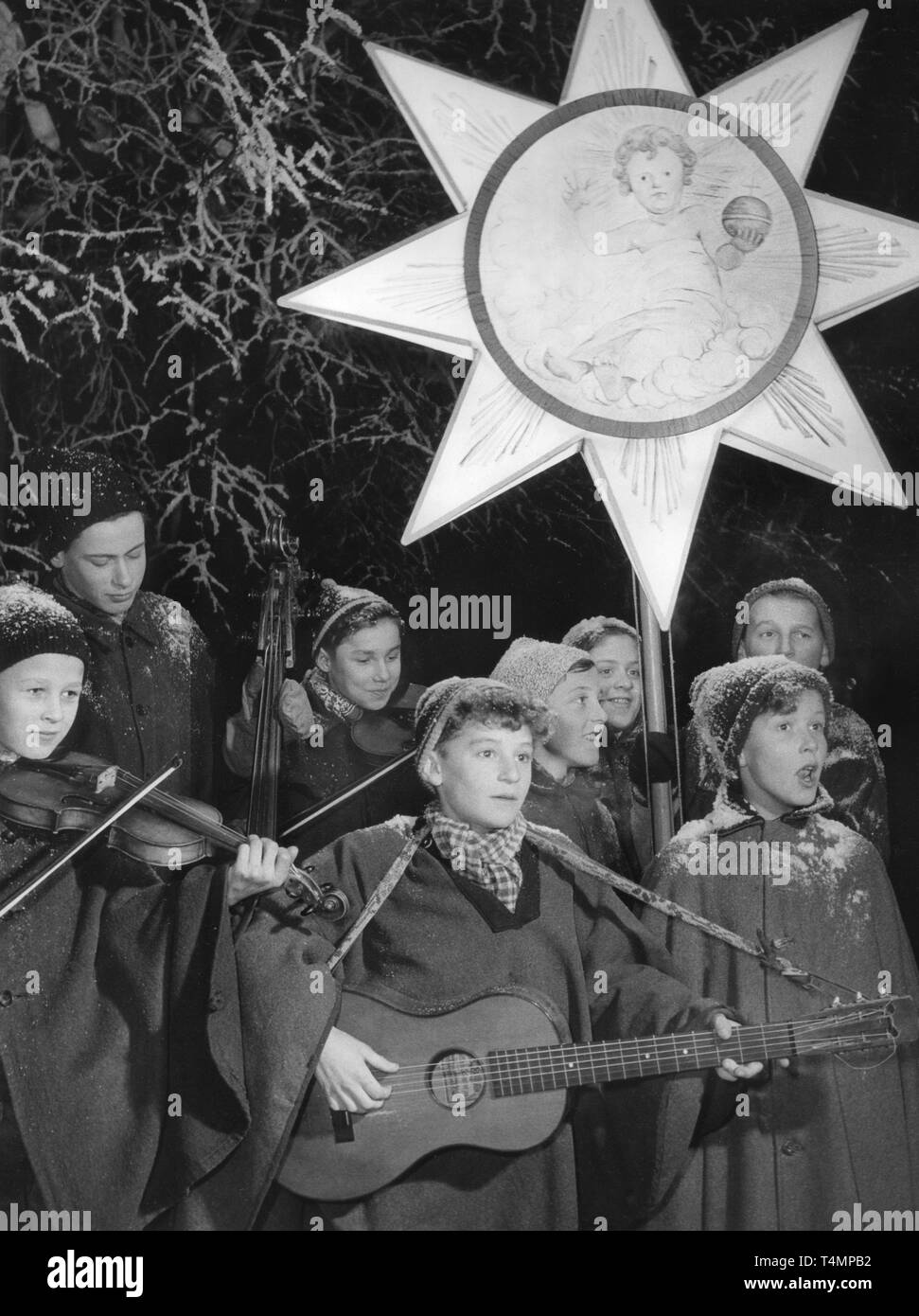 Around 1950 a group of carol singers from Oberamergau in Germany