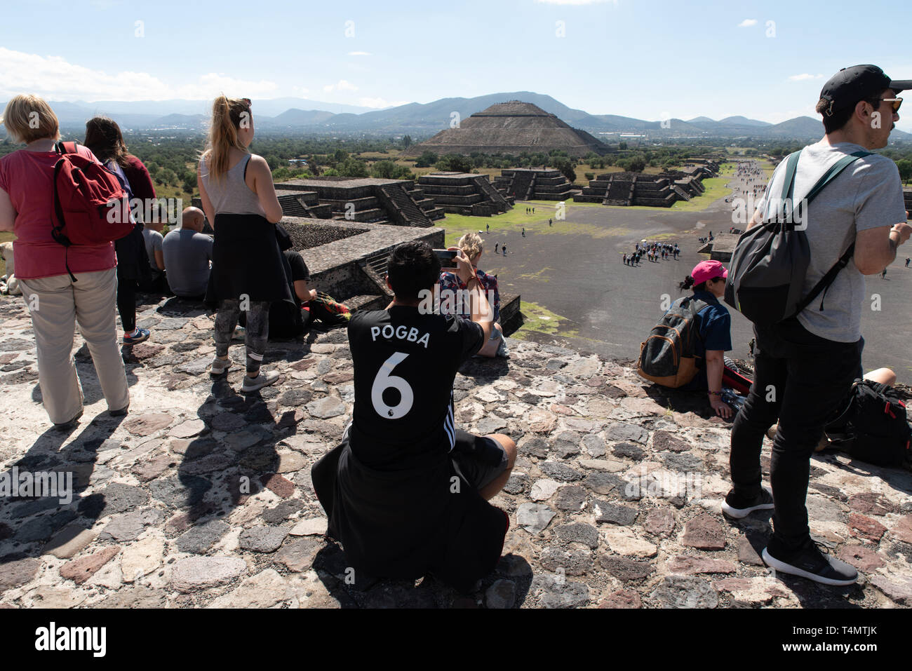 Touristen gehen auf der Mondpyramide in Teotihuacan. / Tourists going up and down the pyramid of the moon at Teotihuacan, a UNESCO site since 1987. Stock Photo