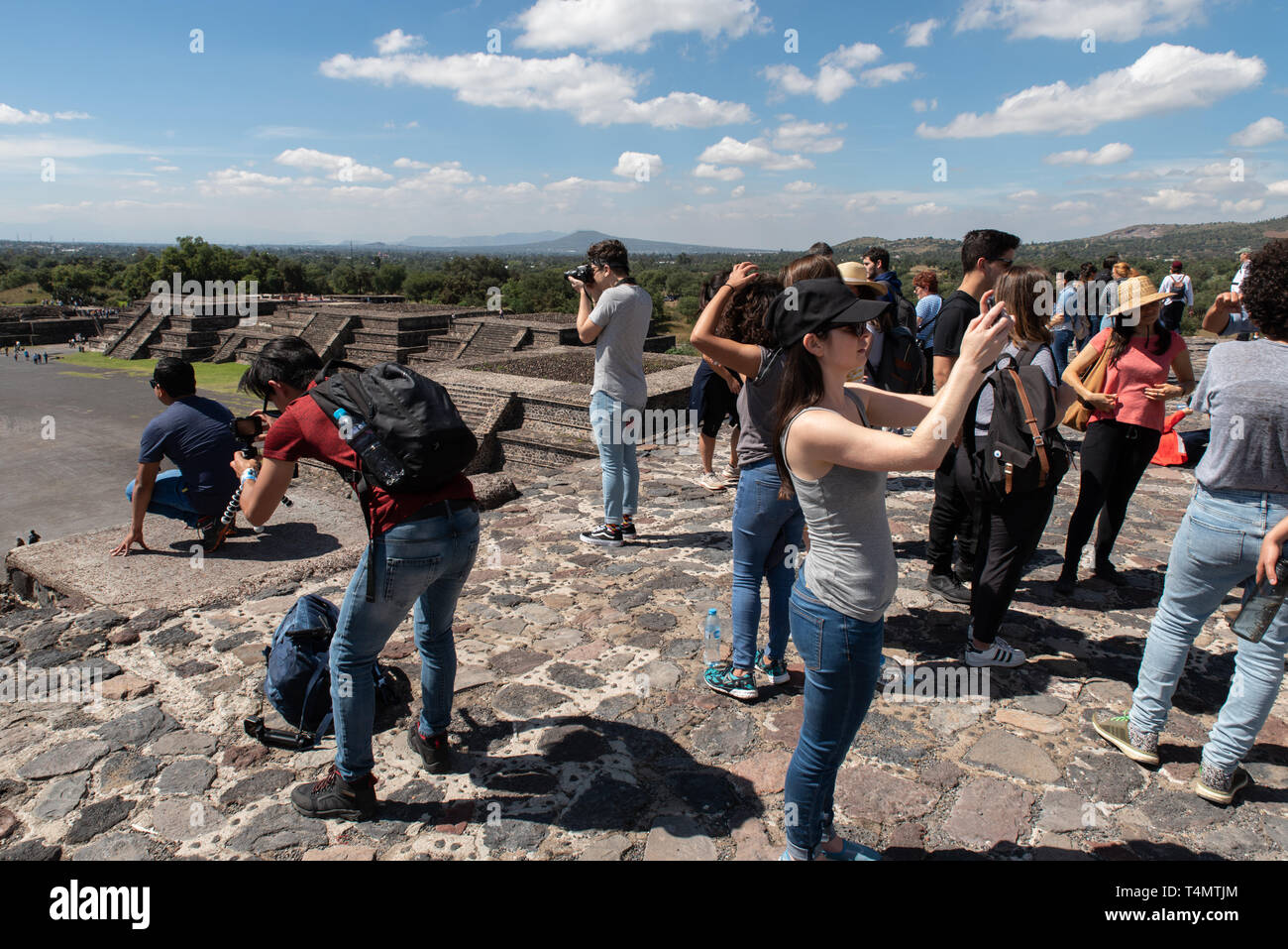 Touristen gehen auf der Mondpyramide in Teotihuacan. / Tourists going up and down the pyramid of the moon at Teotihuacan, a UNESCO site since 1987. Stock Photo
