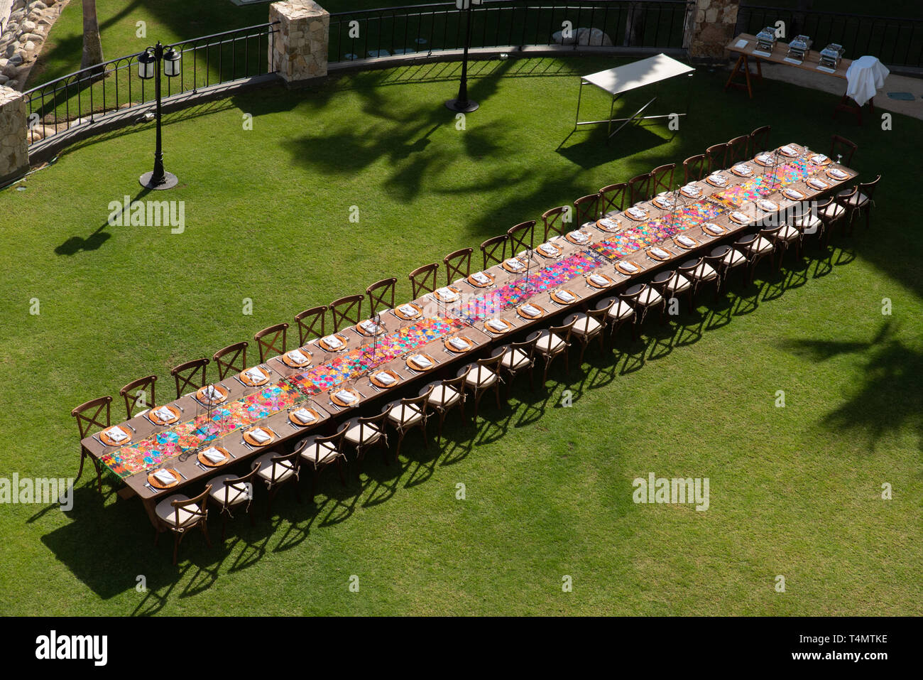 Ein gedeckter Tisch für 42 Personen. / A table laid out for dinner for 42 people. Stock Photo