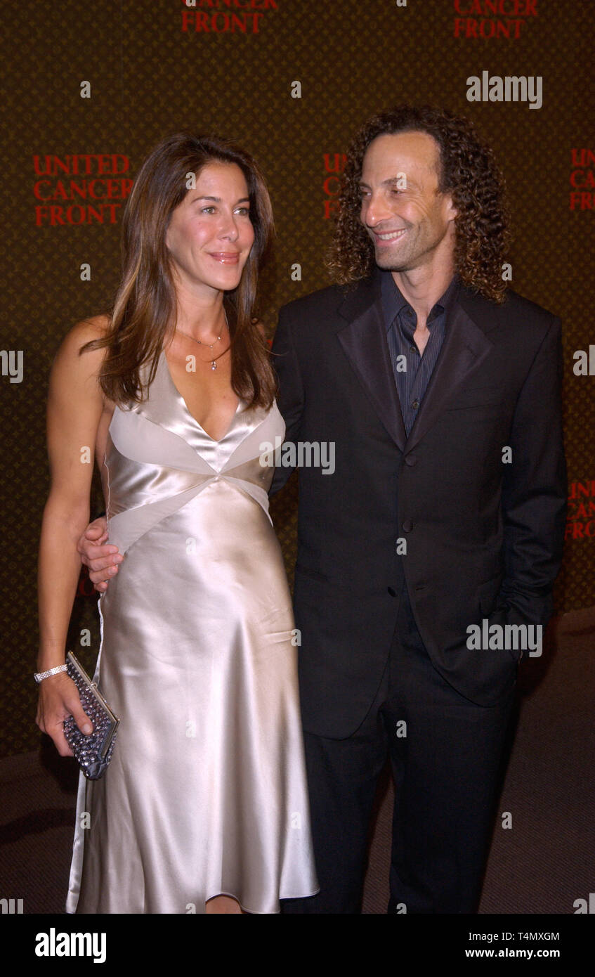 LOS ANGELES, CA. November 08, 2004: Los Angeles, CA; Musician KENNY G & wife at the Louis ...