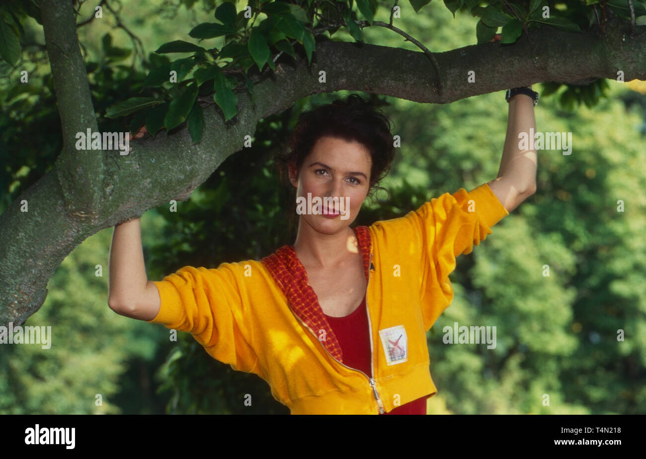 Maria von Blumencron, österreichische Schauspielerin, in der Fernsehserie "Kurklinik Rosenau", Deutschland 1996. Austrian actress Maria von Blumencron in German TV series "Kurklinik Rosenau", Germany 1996. Stock Photo