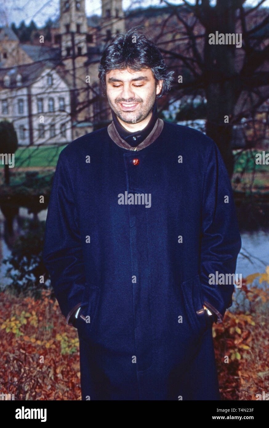 Andrea Bocelli, italienischer Sänger und Produzent, bei einem Auftritt, 1999. Italian singer Andrea Bocelli, italienischer Sänger und Produzent, bei einem Auftritt, 1999. Italian singer