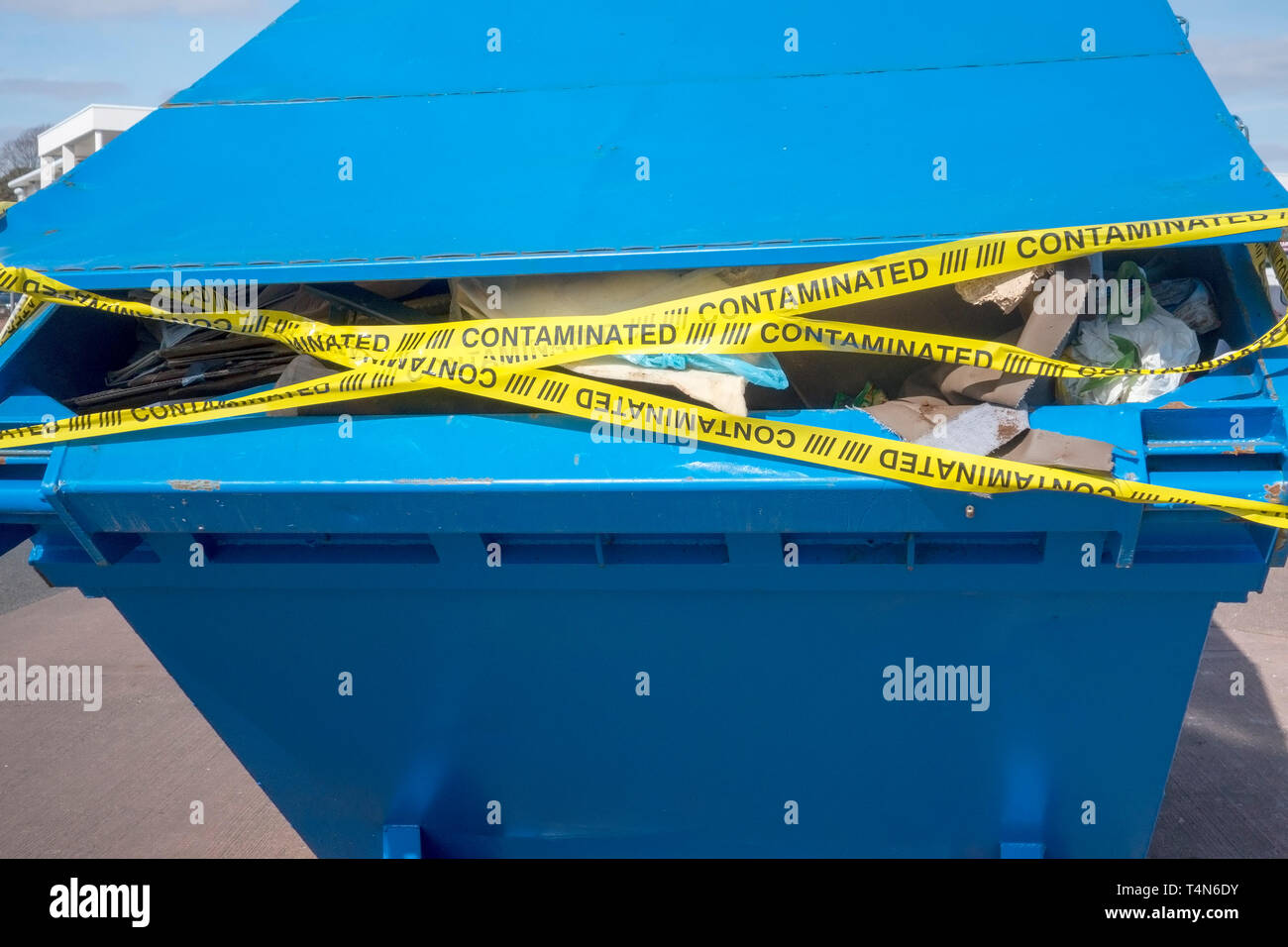 Contaminated Recycling Bin Stock Photo Alamy contaminated-recycling-bin-stock-photo-alamy
