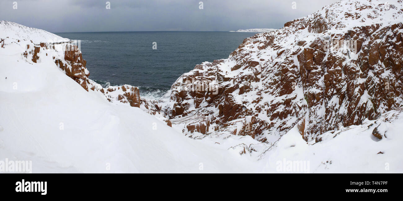 February day on the rocky shore of the Barents Sea. The surroundings of the village Teriberka. Murmansk region, Russia Stock Photo