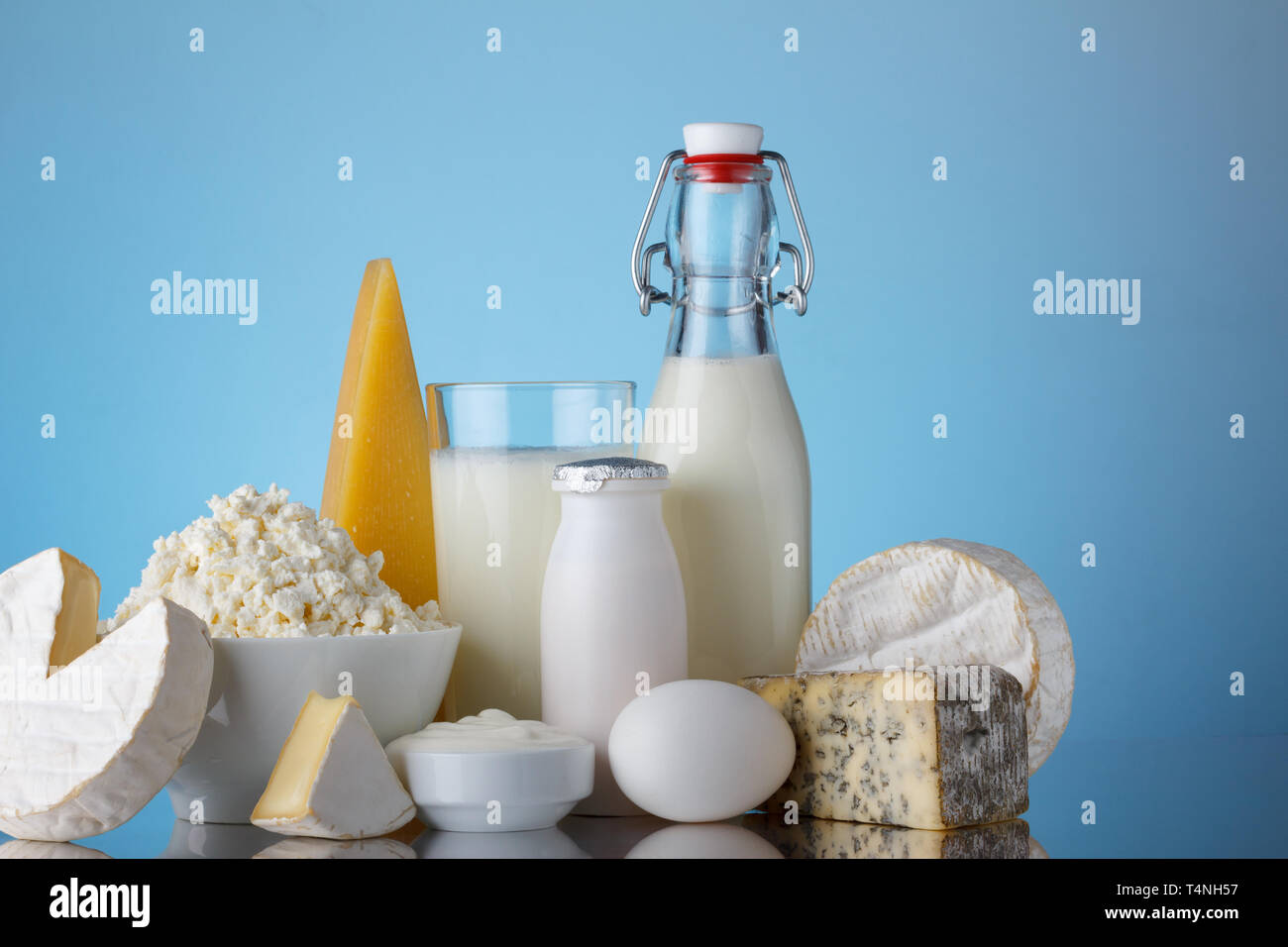 https://c8.alamy.com/comp/T4NH57/dairy-products-on-blue-background-with-copy-space-T4NH57.jpg