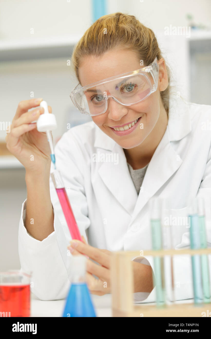 Lab technician uses pipette hi-res stock photography and images - Alamy