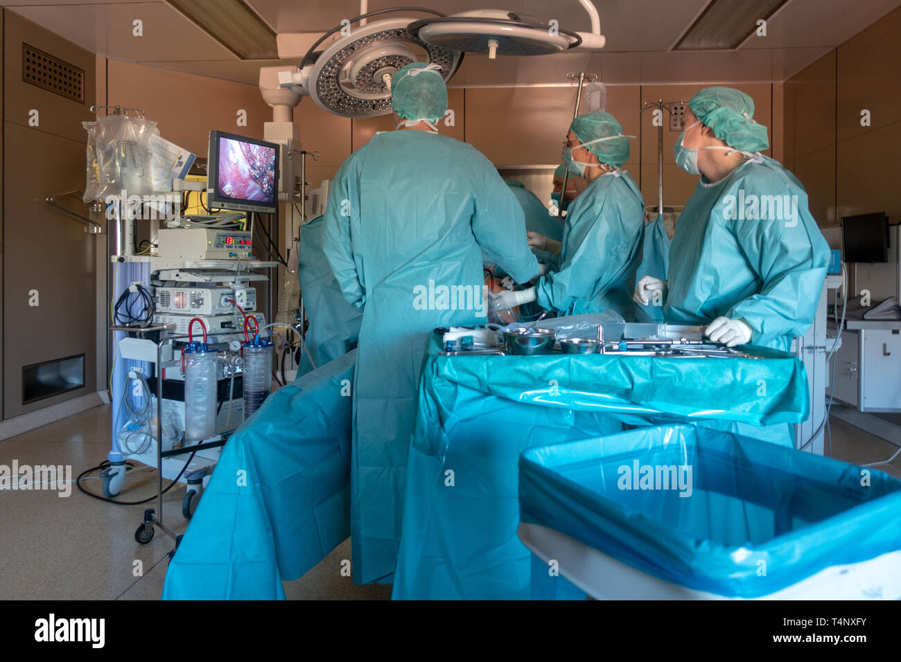young doctors perform endoscopic gall bladder removal Stock Photo Alamy
