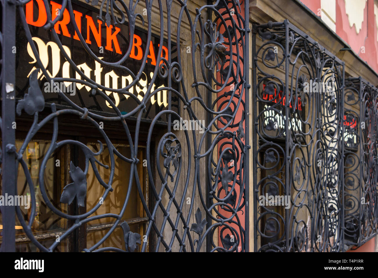 Old fashioned pub exterior hi-res stock photography and images - Alamy