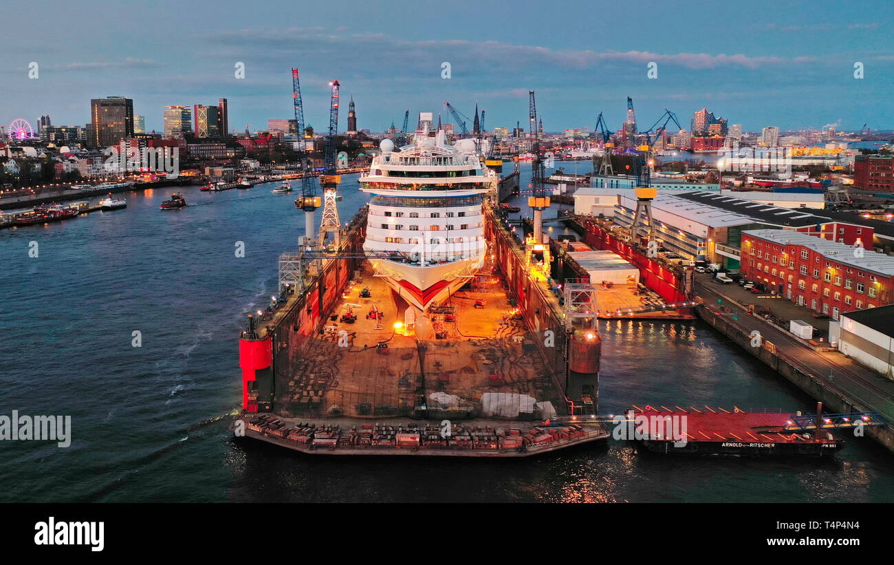 Hamburg Hafen. Kreuzfahrtschiff AIDALuna im Dock 11 der Werft Blohm + Voss. Abendstimmung,  Luftaufnahme. Derzeit ist das Kreuzfahrtschiff AIDA Luna z Stock Photo