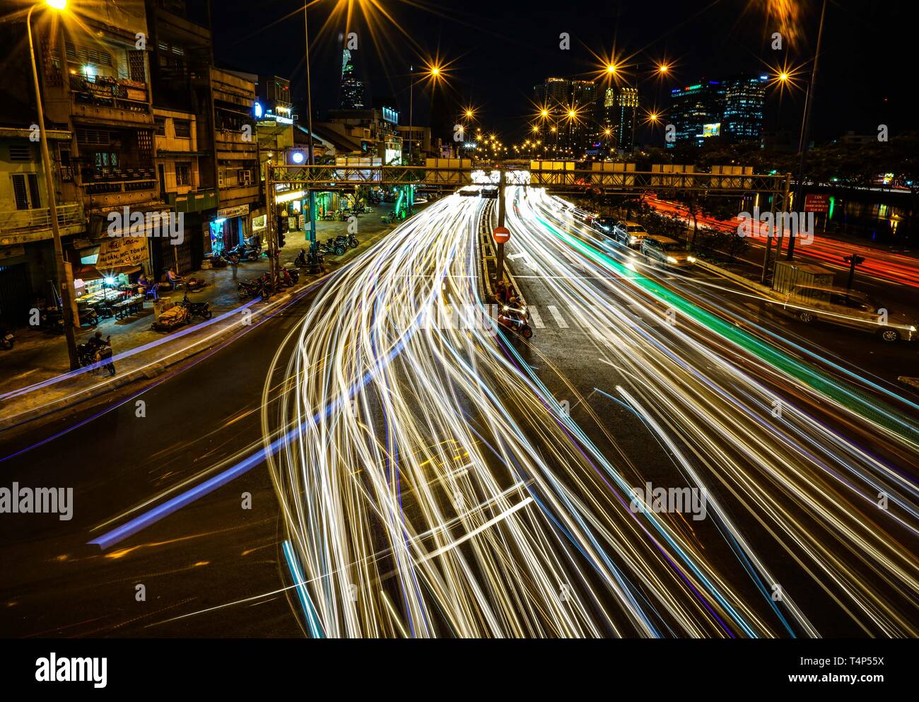 Long exposure traffic light trails hi-res stock photography and images ...