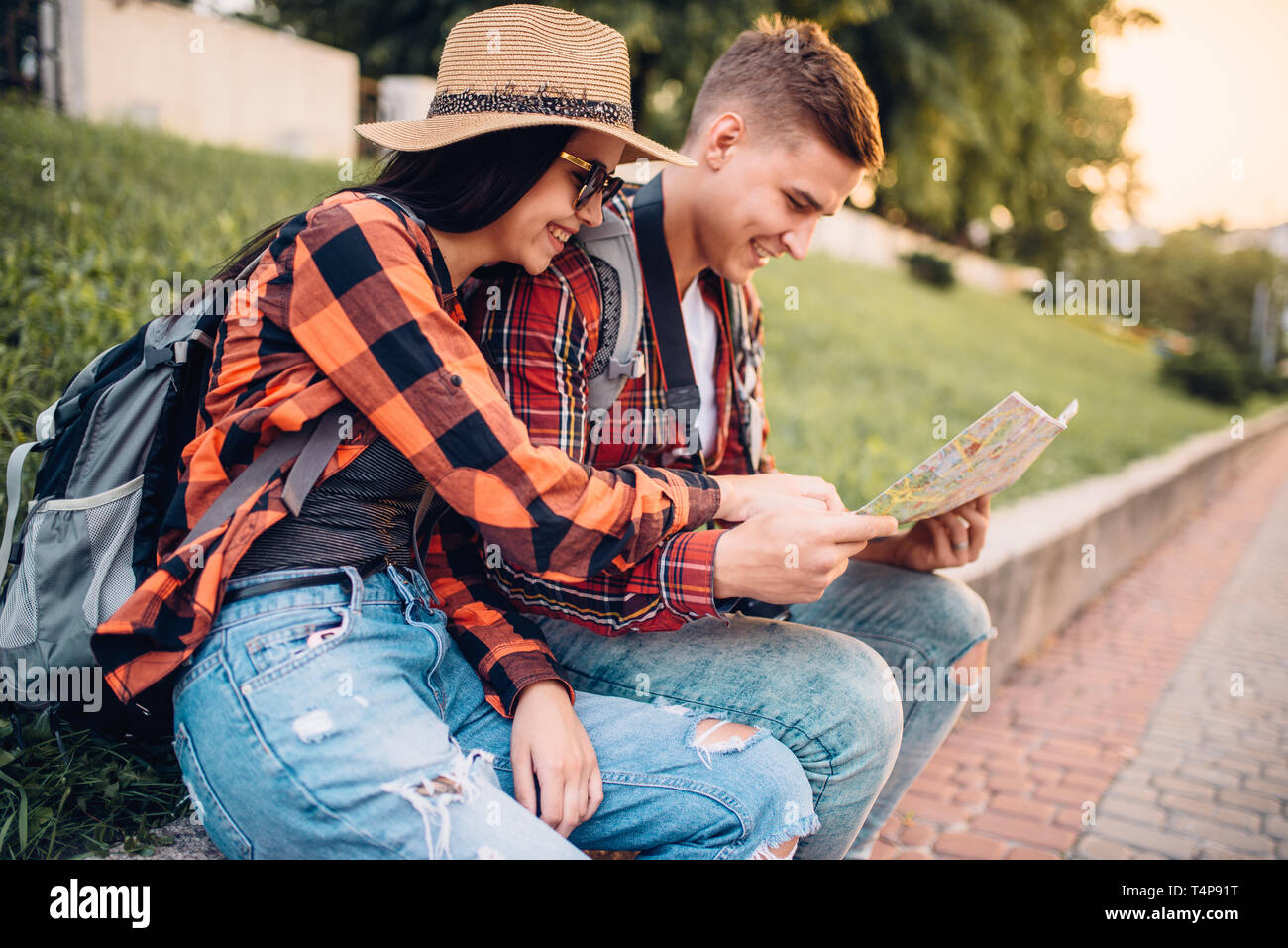 Couple of tourists study the map - Couple Of Tourists Study The Map Of Attractions Excursion In Town Summer Hiking Hike Adventure Of Young Man And Woman T4P91T 
