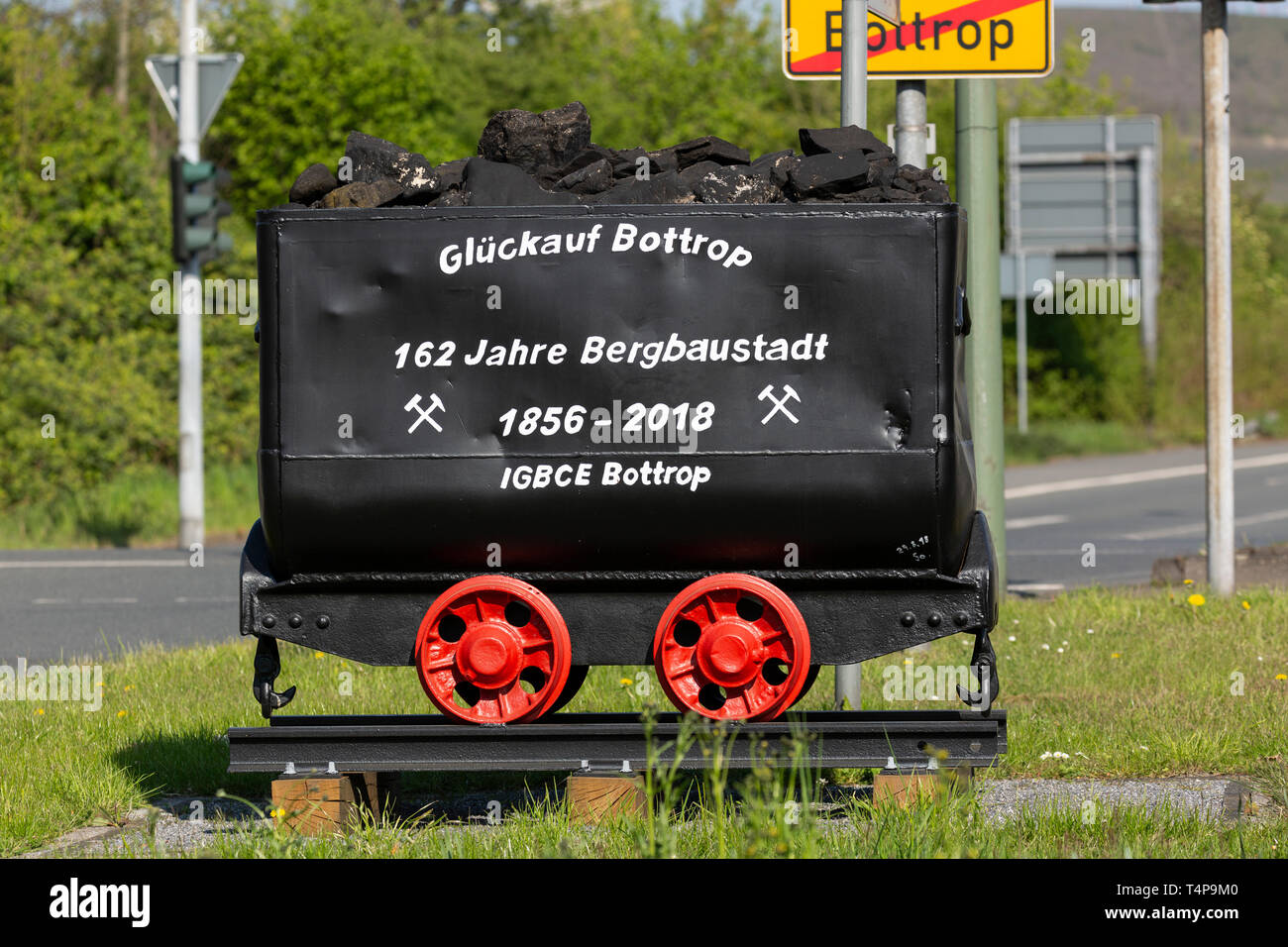 Germany, North Rhine-Westphalia, NRW, Westphalia, Ruhr area, D-Bottrop, D-Bottrop-Fuhlenbrock, coal dram with the inscription Glueckauf Bottrop in memory of 162 years mining town Bottrop lasting from 1856 to 2018, as the last colliery in the Ruhrgebiet pit Prosper-Haniel of the RAG AG and Deutsche Steinkohle AG closed on 21.12.2018, Route of Industrial Heritage Stock Photo