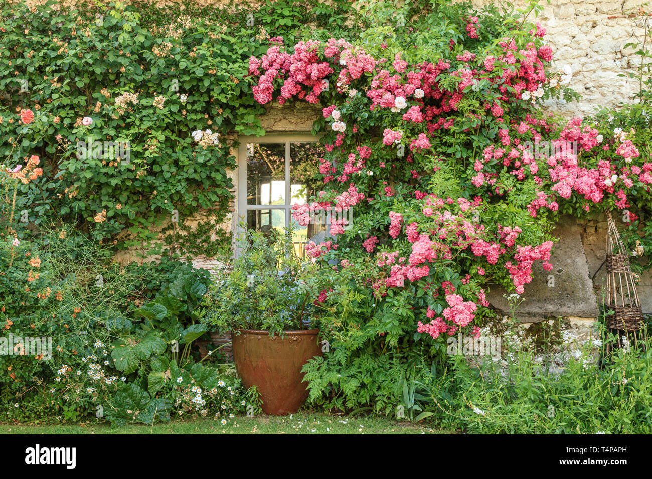 Roquelin’s gardens, Les jardins de Roquelin, France : the house and the flowery inner courtyard (obligatory mention of the garden name and editorial o Stock Photo