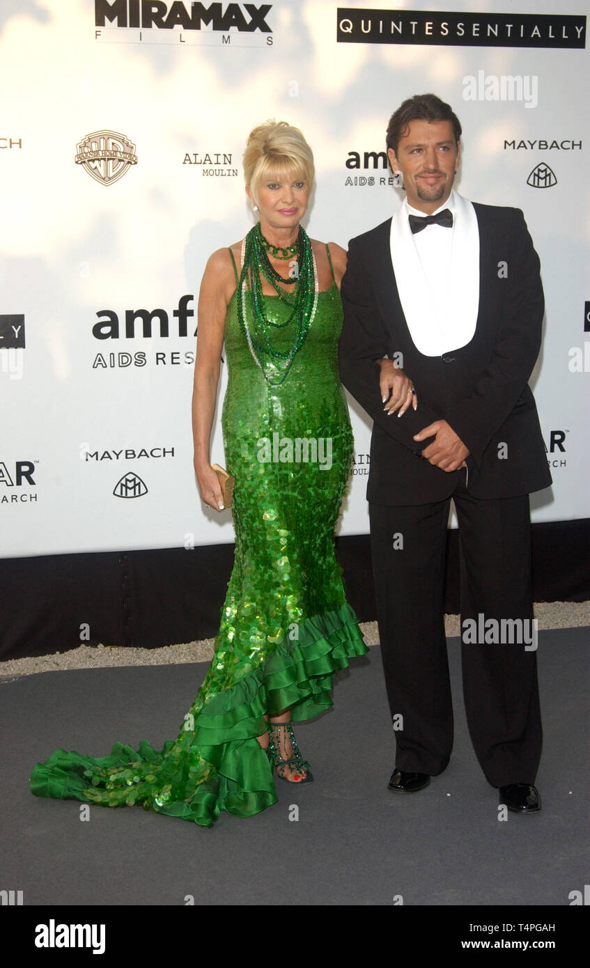 Cannes France May 20 2004 Tennis Star Monica Seles Microsoft Co Founder Paul Allen At The Amfar Cinema Against Aids Gala At Le Moulins De Mougins Restaurant Mougins France Stock Photo Alamy