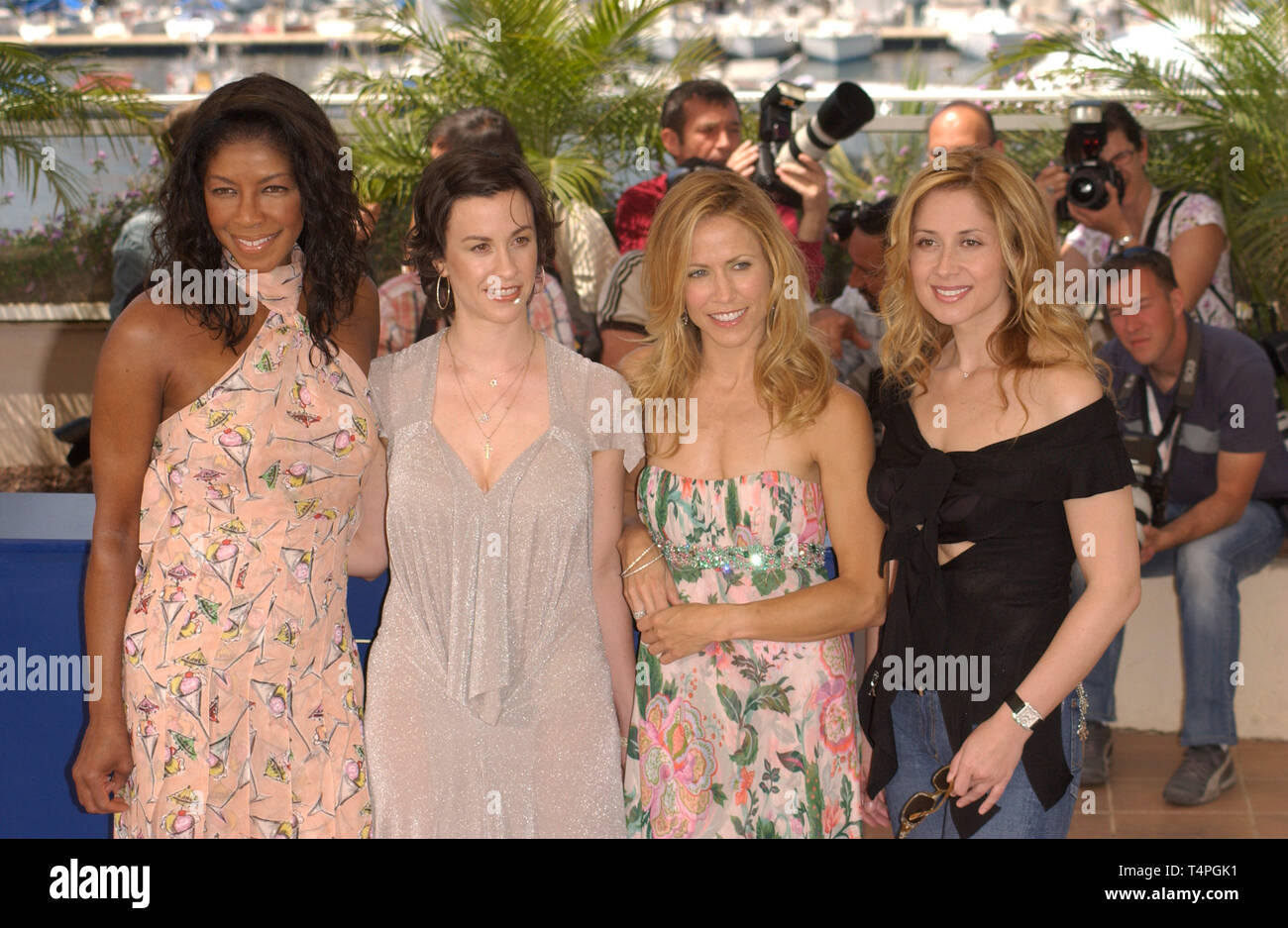 CANNES, FRANCE. May 22, 2004: NATALIE COLE (left), ALANIS MORISSETTE, SHERYL CROW & LARA FABIAN at photocall for their new movie De-Lovely which is the closing film of the 57th Festival de Cannes. Stock Photo