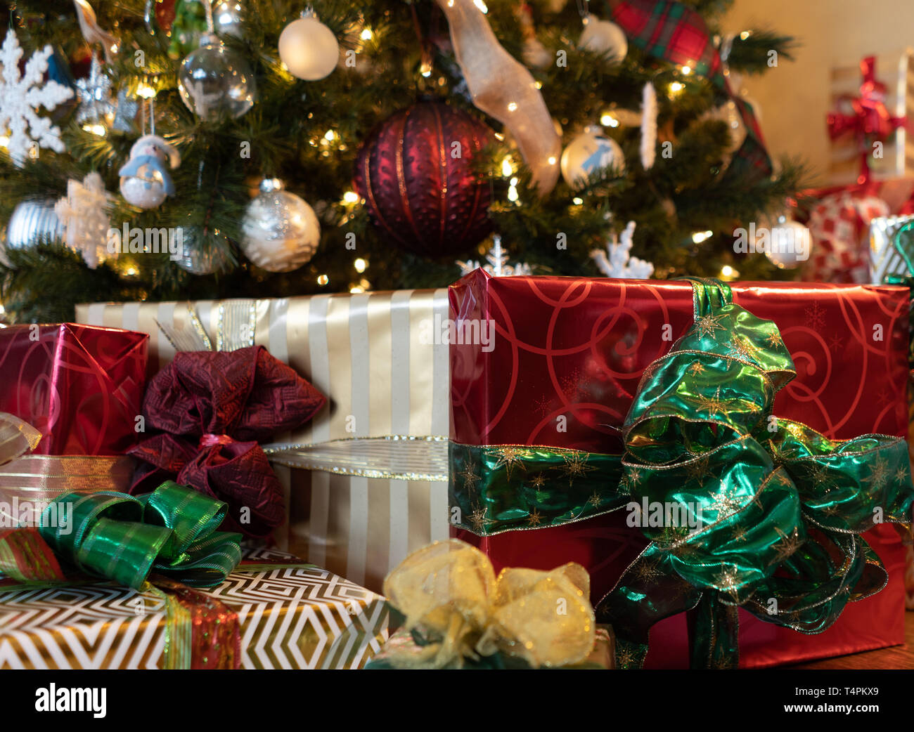 Green and gold theme hi-res stock photography and images - Alamy