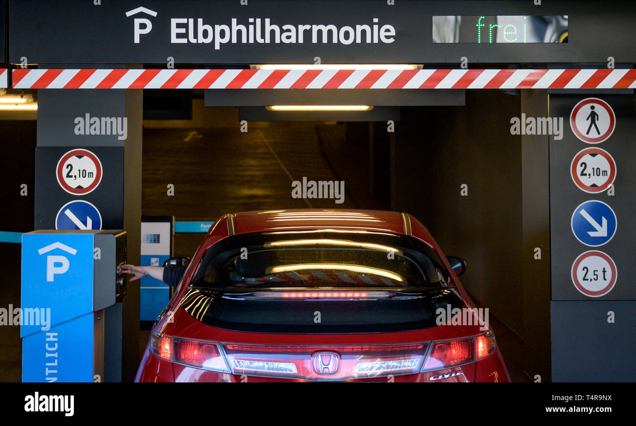 Hamburg Germany 17th Apr 2019 A Car Is Standing At The