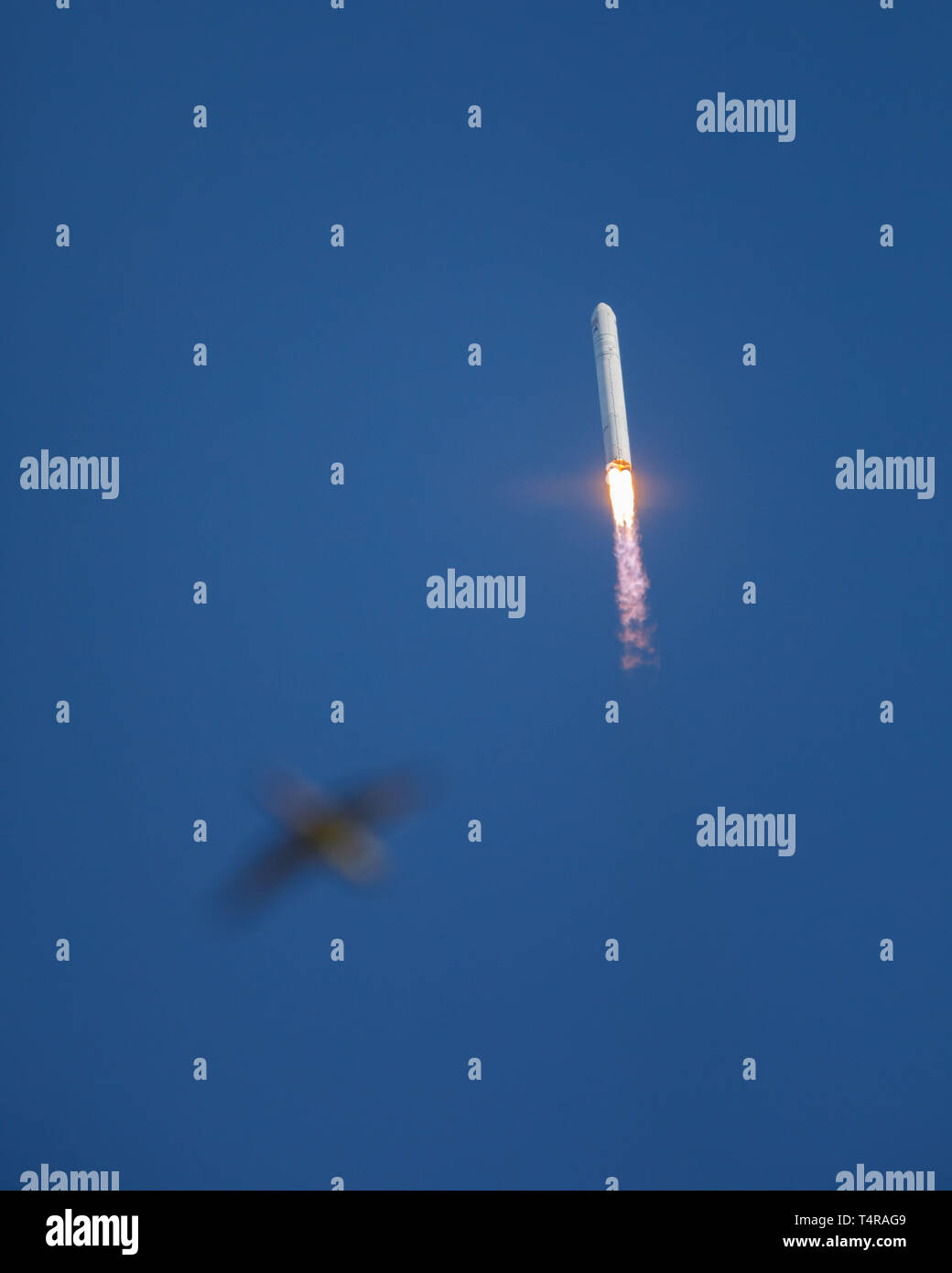Wallops Island, Virginia, USA. 17th Apr, 2019. The Antares rocket carrying the Cygnus cargo spacecraft lifts off from NASA's Wallops Flight Facility in Wallops Island, Virginia, the United States, on April 17, 2019. A U.S. rocket was launched on Wednesday from NASA's Wallops Flight Facility on Virginia's Eastern Shore, carrying cargo with the space agency's resupply mission for the International Space Station (ISS). The Antares rocket built by Northrop Grumman lifted off at 4:46 p.m. EDT, carrying the Cygnus cargo spacecraft to the ISS. Credit: Xinhua/Alamy Live News Stock Photo