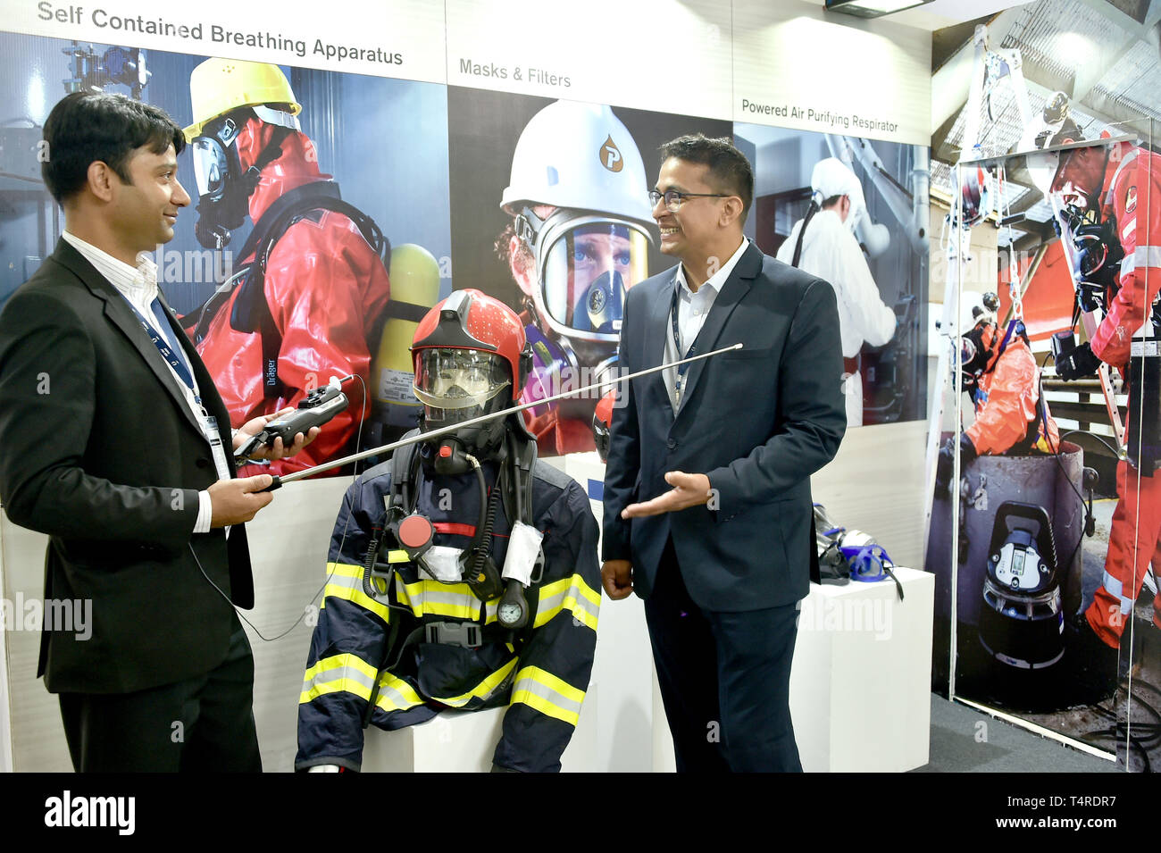 Dhaka, Bangladesh. 18th Apr, 2019. Visitors view fire fighting and
