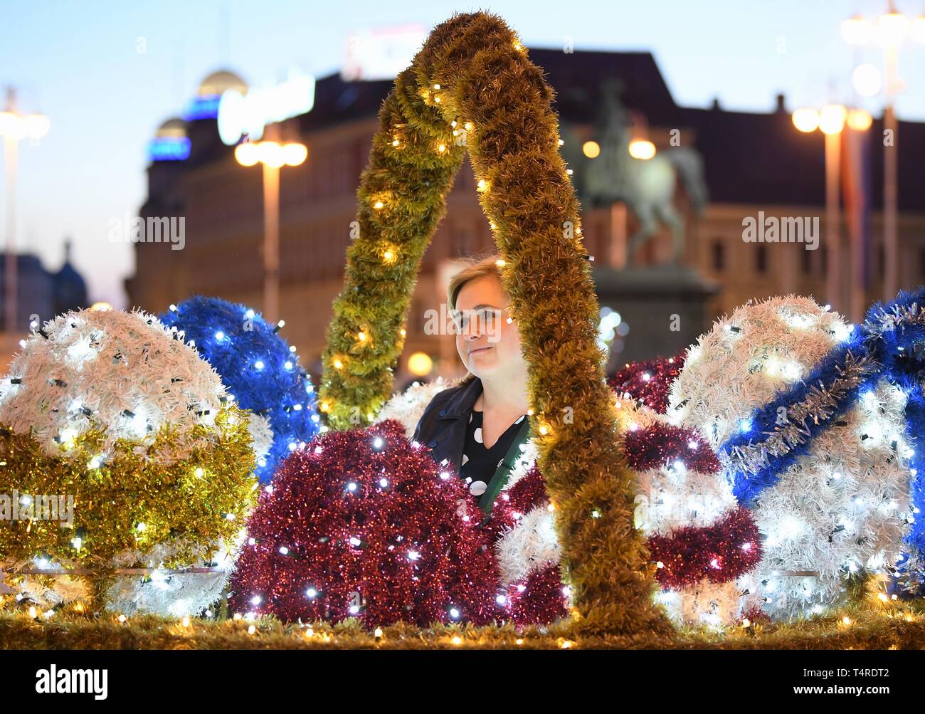 (190418) -- ZAGREB, April 18, 2019 (Xinhua) -- A visitor poses for photos with Easter decorations at the Ban Josip Jelacic square in Zagreb, Croatia, April 17, 2019. (Xinhua/Marko Lukunic) Stock Photo