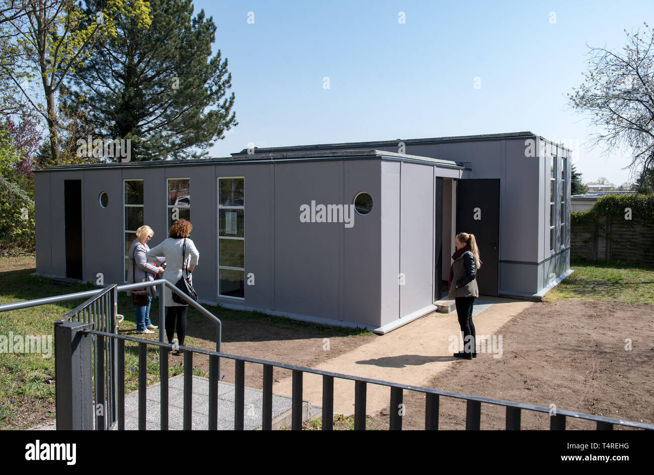 18 April 2019, Saxony-Anhalt, Dessau-Roßlau: View of the steel house of Georg Muche and Richard Paulick in the settlement Dessau-Törten. After extensive renovation work, the original Bauhaus buildings open before Easter. For the anniversary year 2019 they will receive a new coherent curatorial narrative. The buildings themselves become exhibition objects. Photo: Hendrik Schmidt/dpa-Zentralbild/dpa Stock Photo