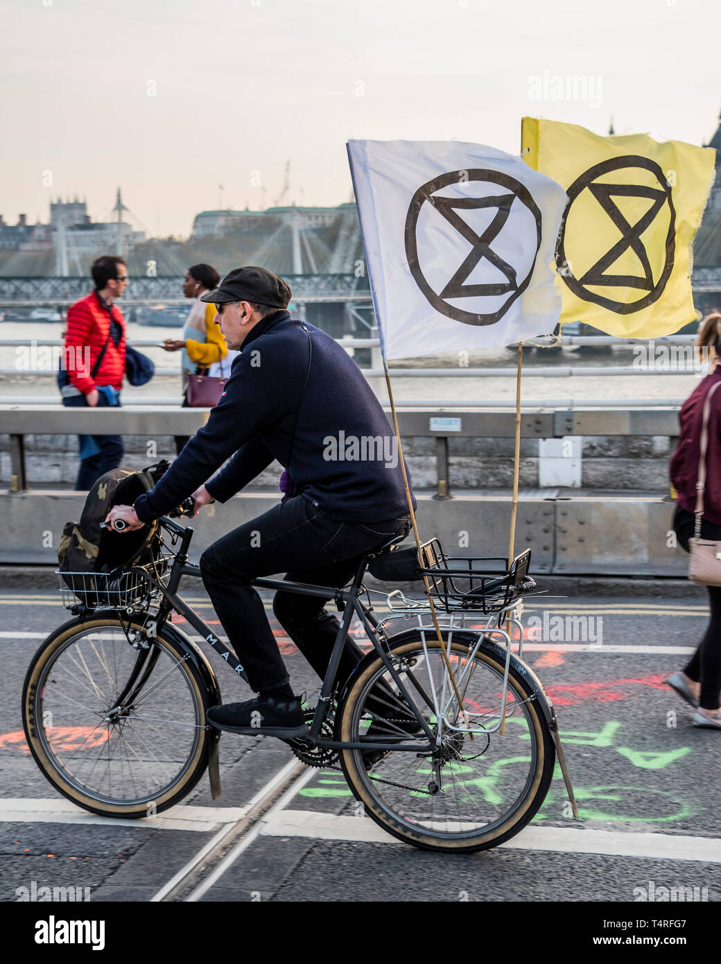 London, UK. 18th Apr 2019. Evening and the festival atmosphere returns - Day 4 - Protestors from Extinction Rebellion block several junctions in London as part of their ongoing protest to demand action by the UK Government on the 'climate chrisis'. The action is part of an international co-ordinated protest. Credit: Guy Bell/Alamy Live News Stock Photo