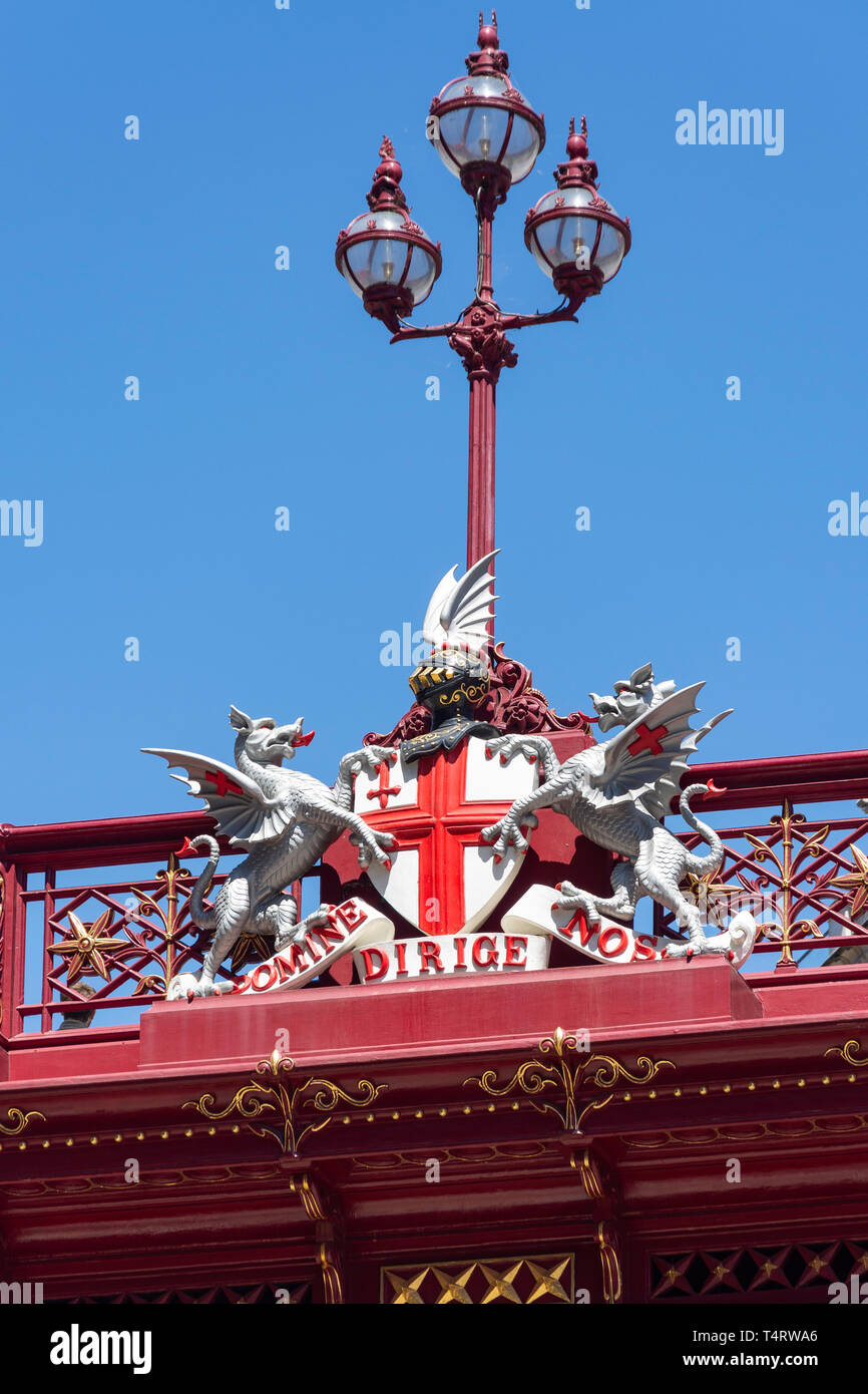 London coat of arms and street lamp on Holborn Viaduct road bridge, Farrington Street, Farringdon, City of London, Greater London, England, United Kin Stock Photo