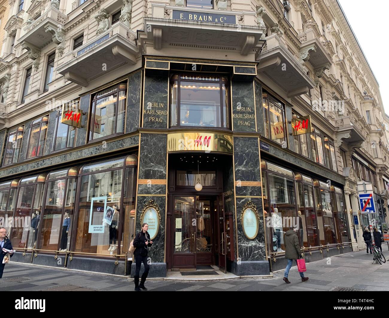 H&M store in vienna Stock Photo - Alamy