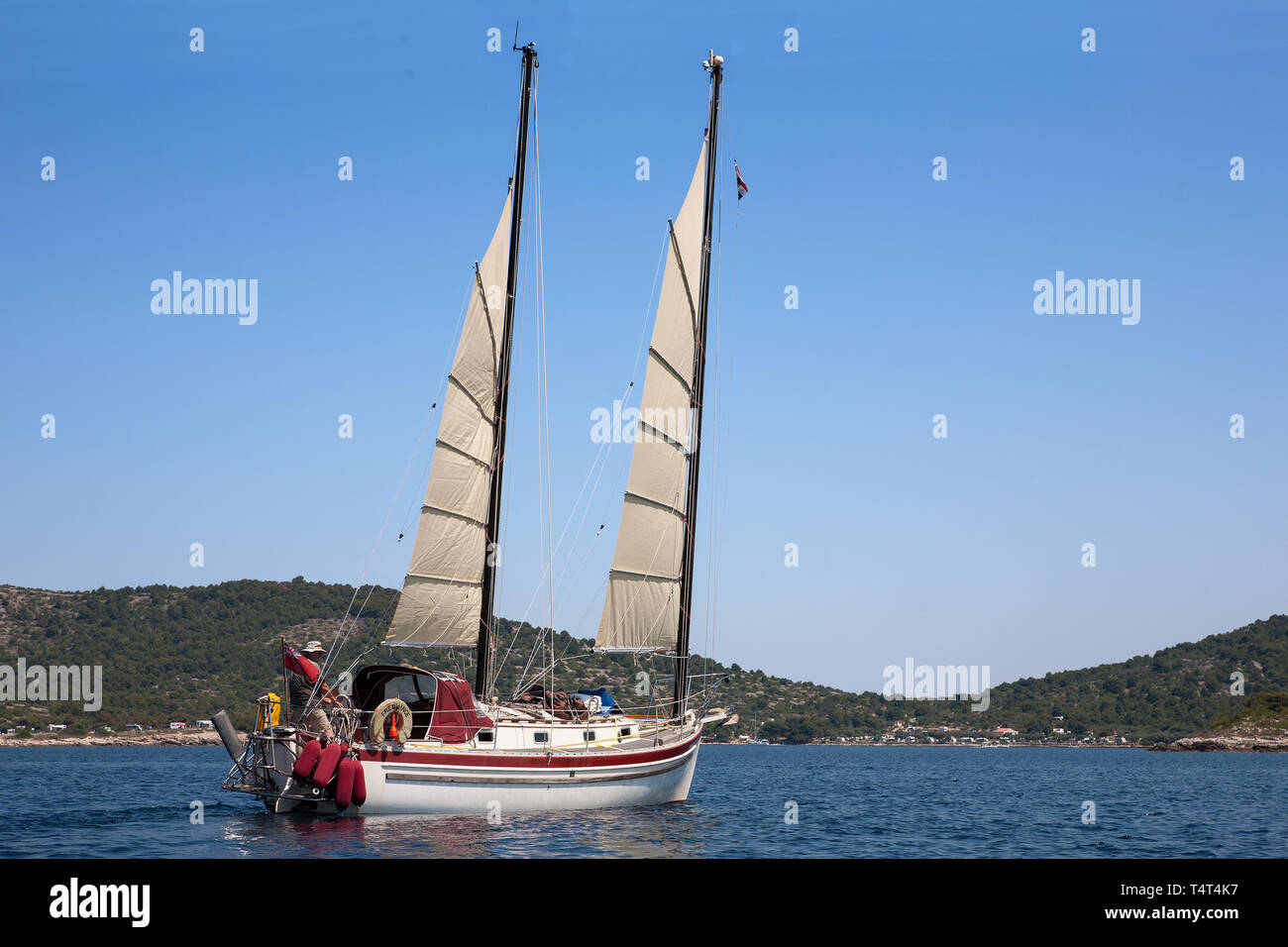 'Freelance', a Freedom 30 junk-rigged ketch, sailing in the Murtersko more (Murter Sea), Adriatic, Šibenik-Knin, Croatia.  MODEL RELEASED Stock Photo