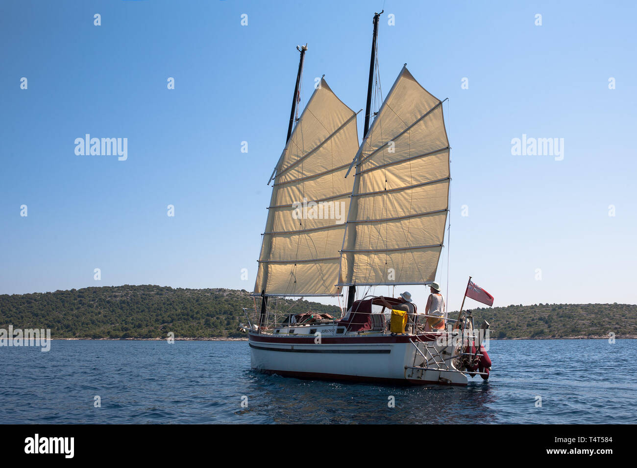 'Freelance', a Freedom 30 junk-rigged ketch, sailing in the Murtersko more (Murter Sea), Adriatic, Šibenik-Knin, Croatia.  MODEL RELEASED Stock Photo