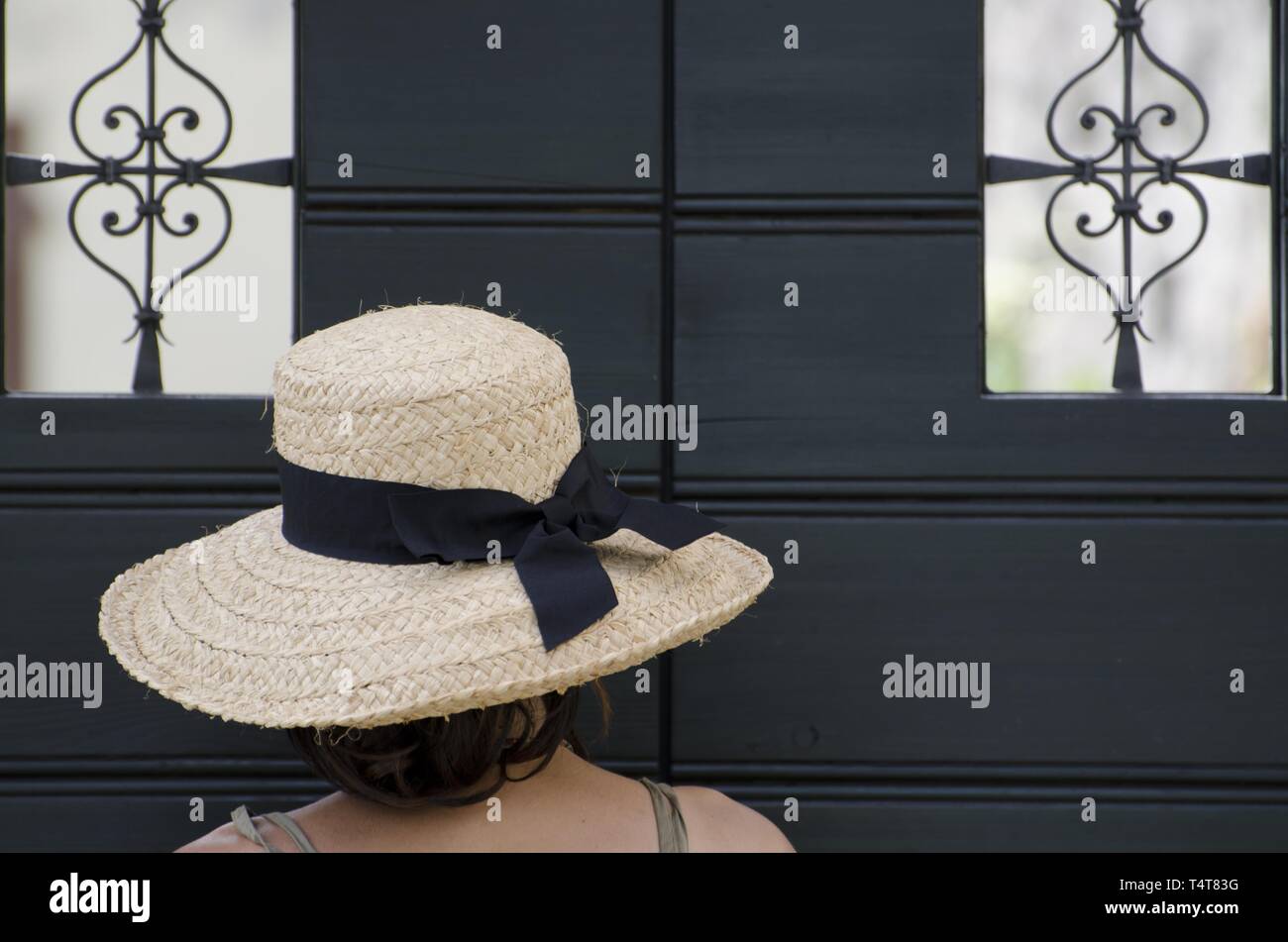 Woman straw hat back hi-res stock photography and images - Alamy