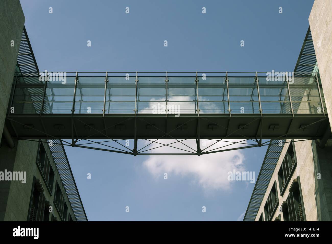 bridge between office buildings in berlin    // Welches GebÃ¤ude und wo? Stock Photo