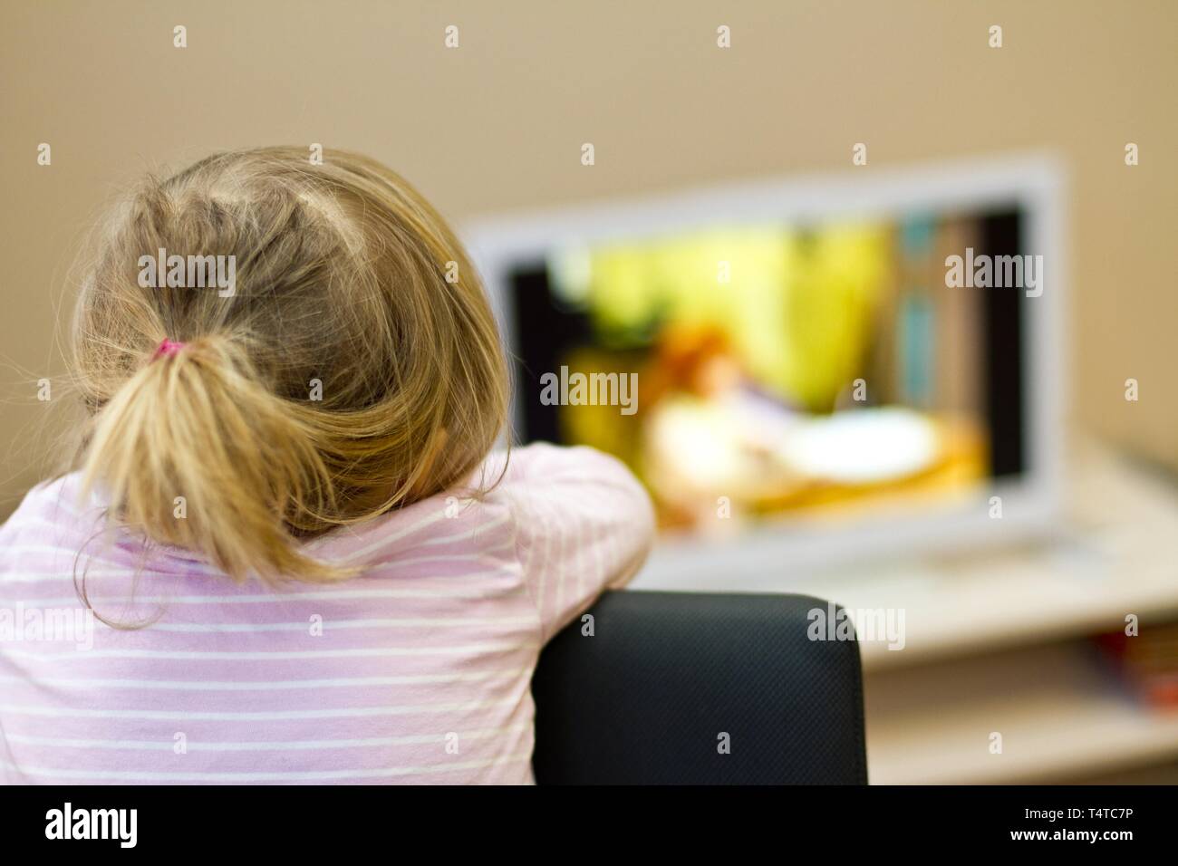 People sitting in front of computer hi-res stock photography and images ...